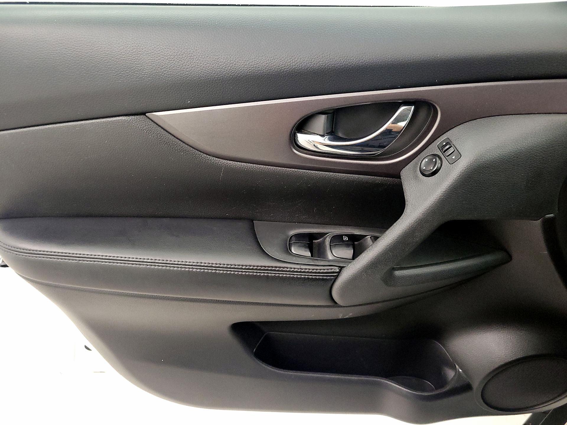 Thumbnail: 2016 Nissan Rogue - 12