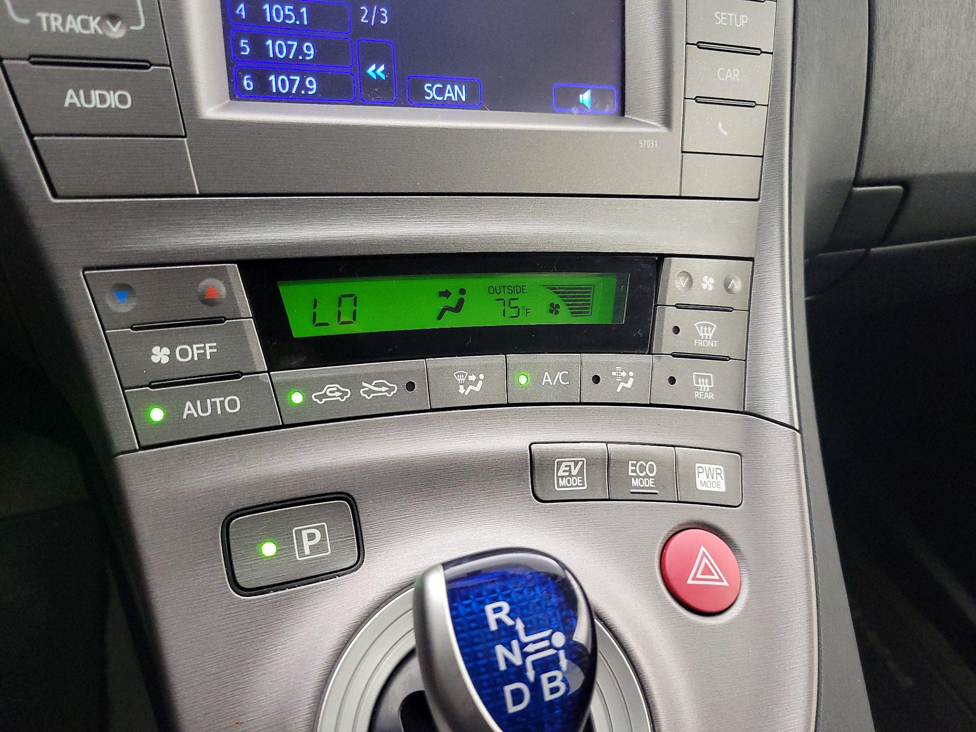 Thumbnail: 2015 Toyota Prius - 16