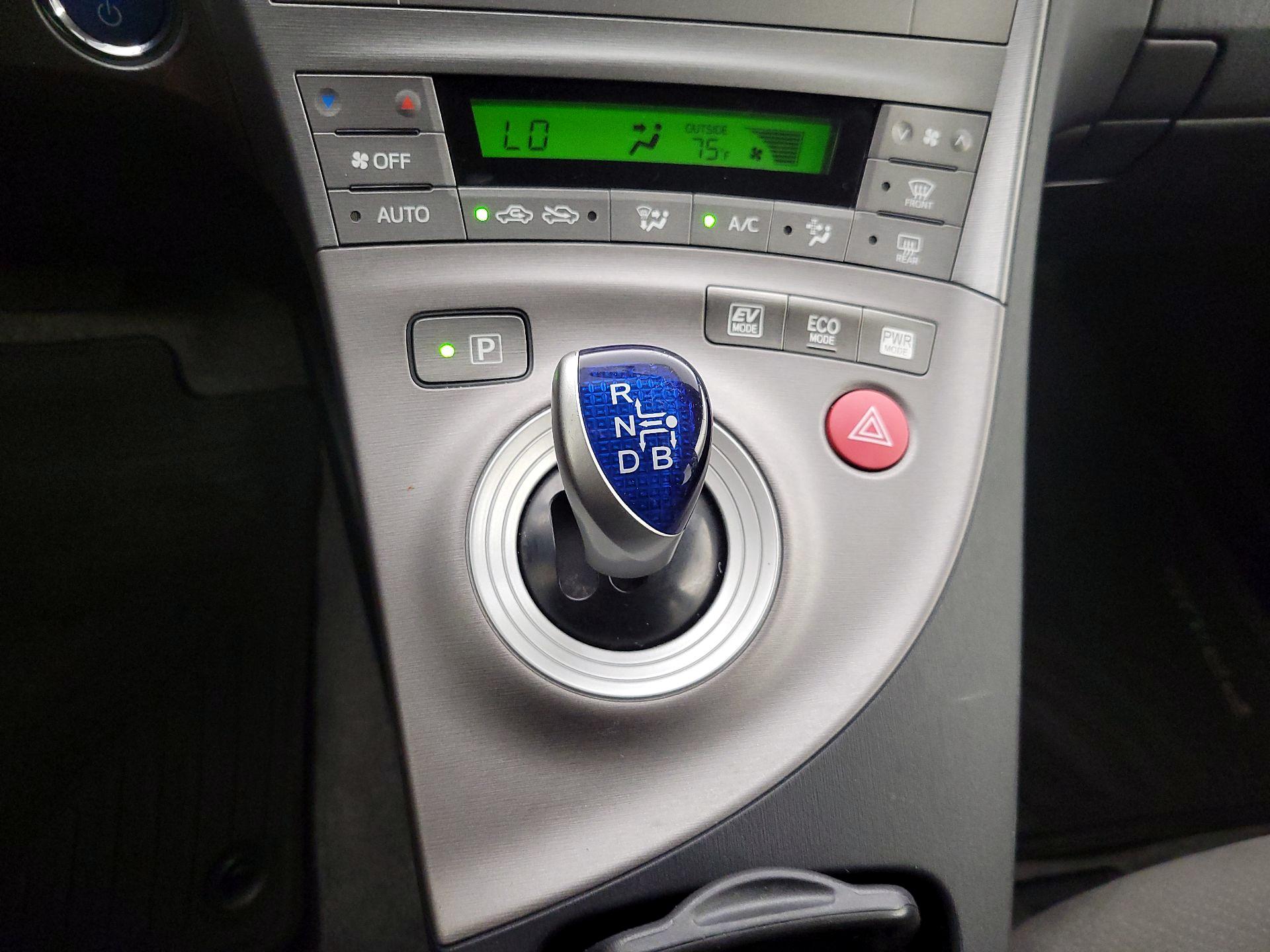 Thumbnail: 2015 Toyota Prius - 17