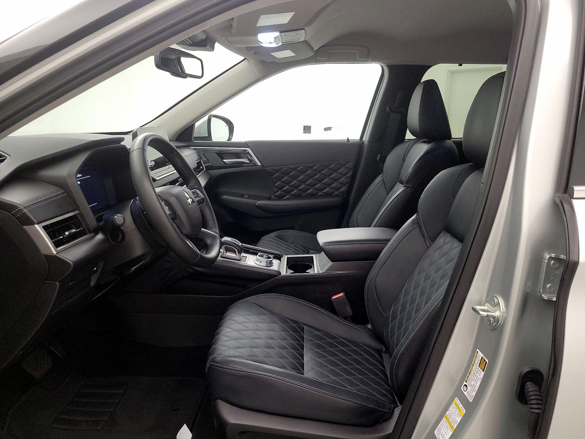 Thumbnail: 2024 Mitsubishi Outlander - 11