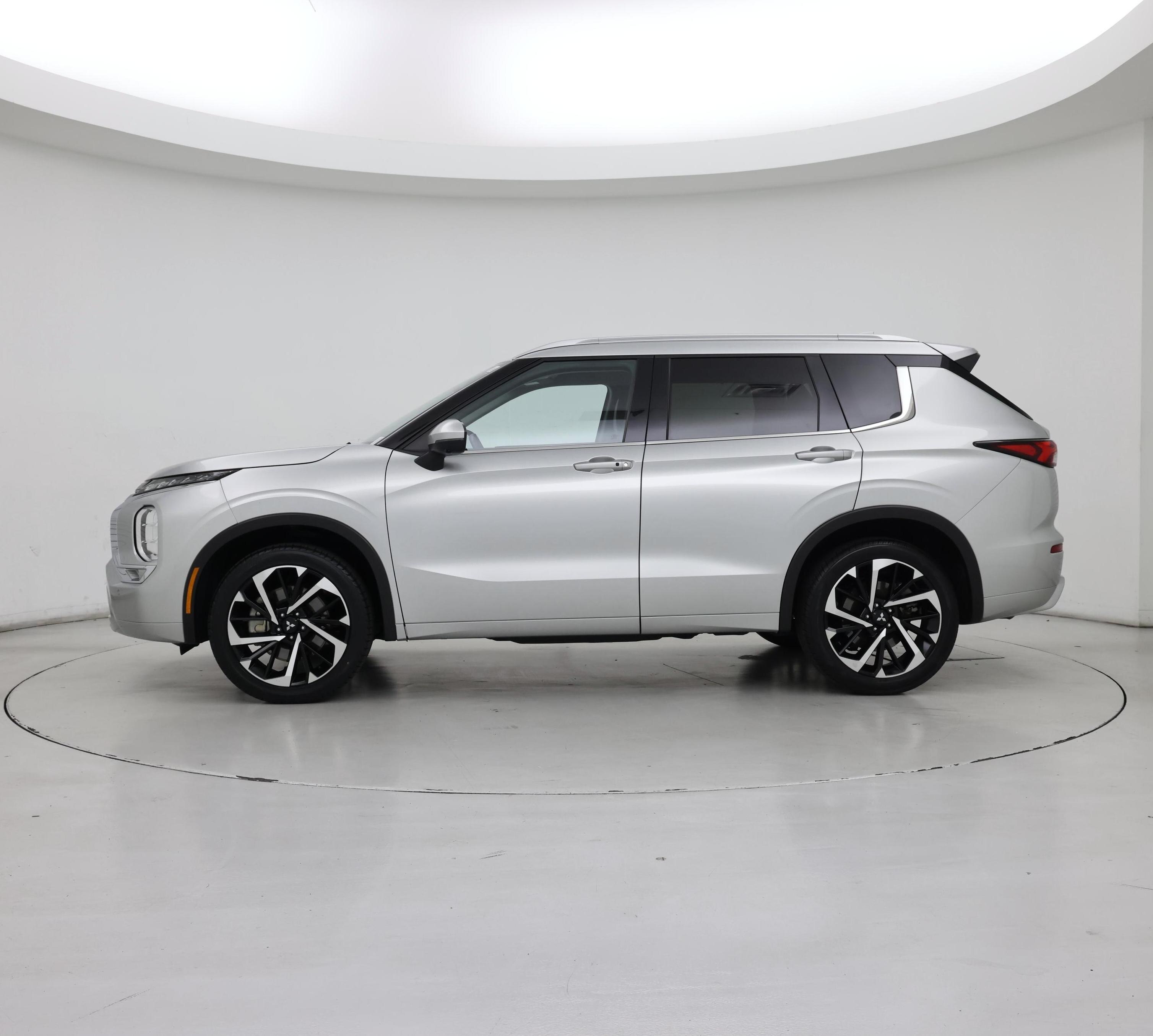 Thumbnail: 2024 Mitsubishi Outlander - 3