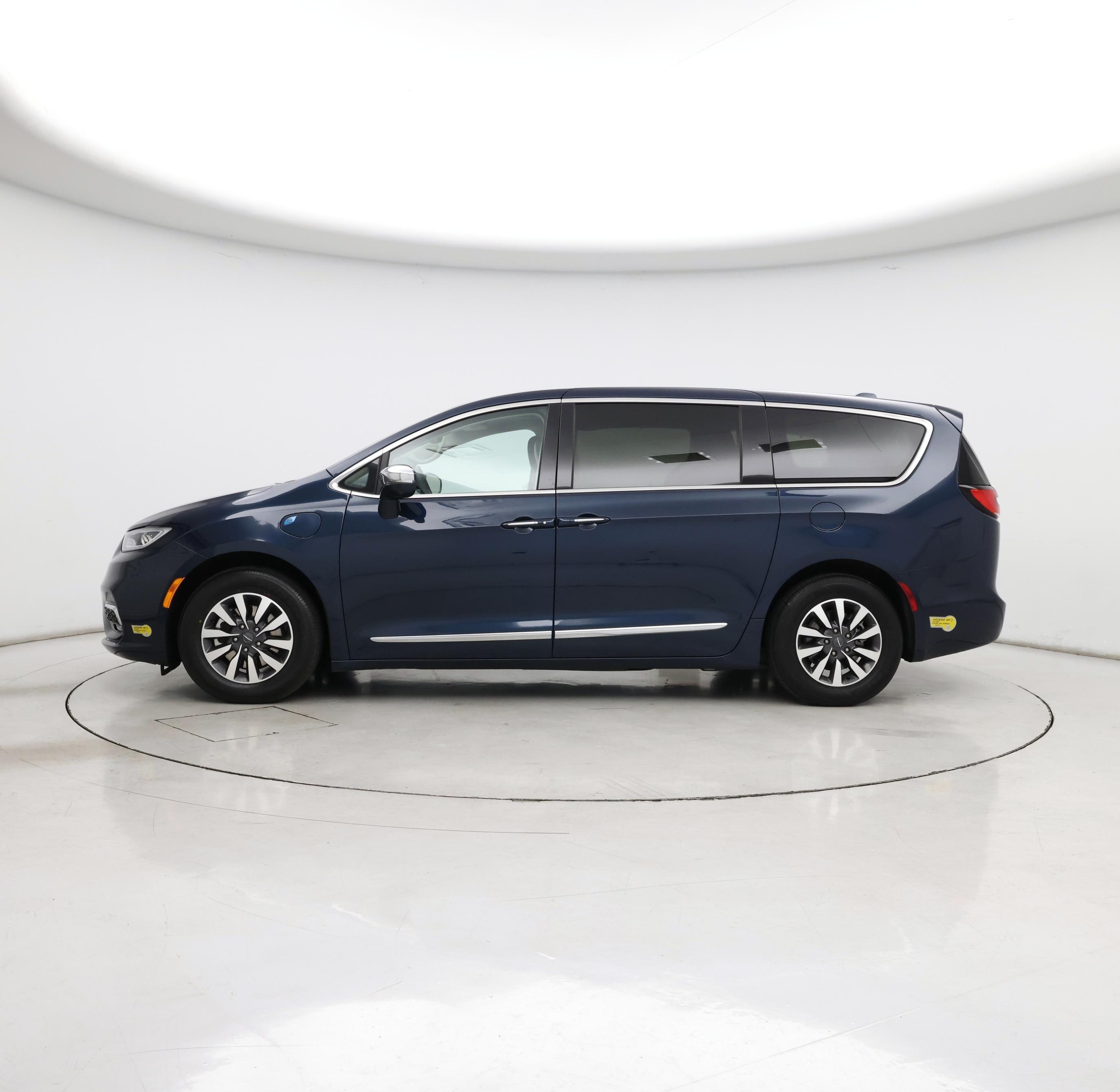 Thumbnail: 2022 Chrysler Pacifica - 3