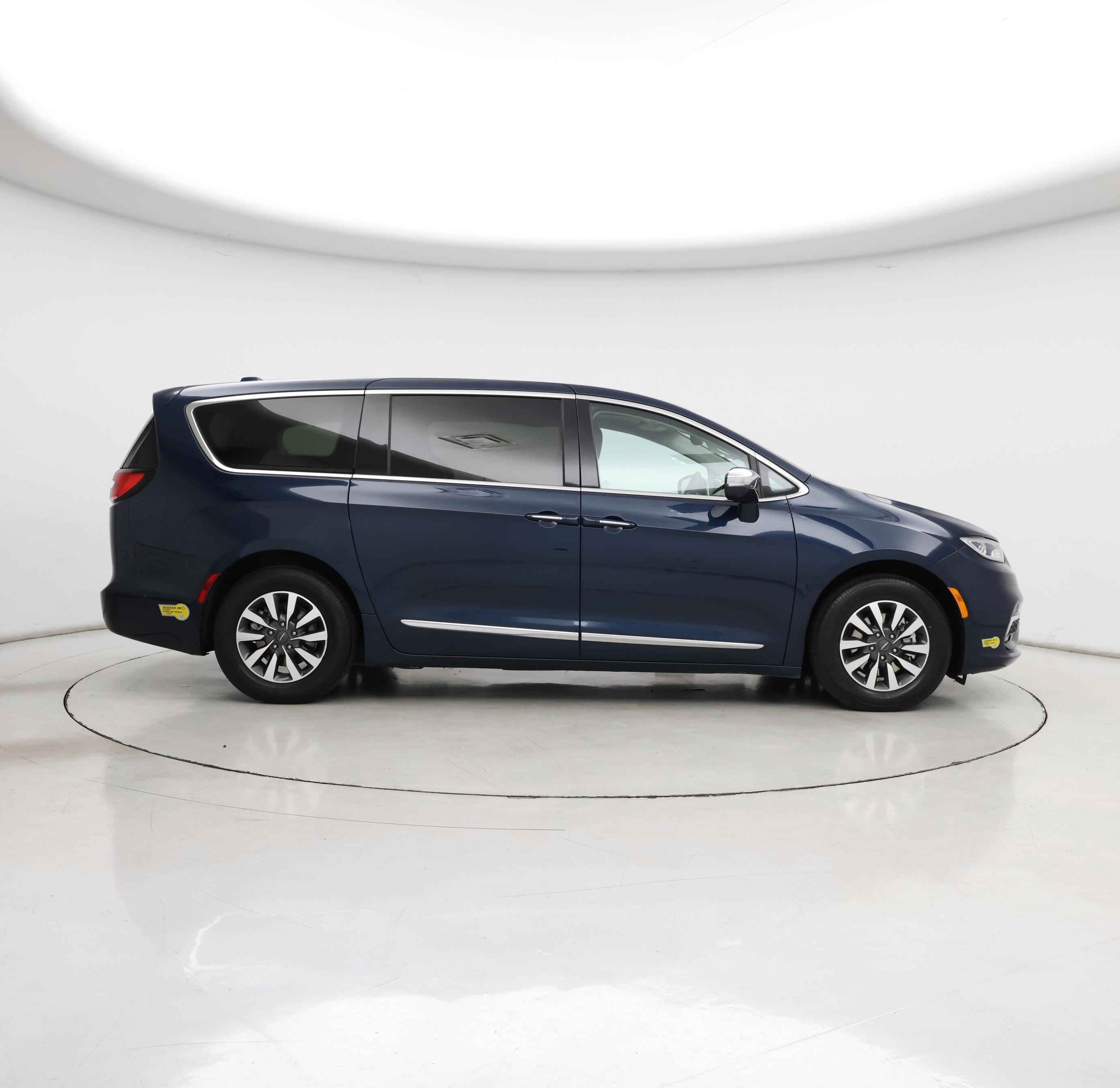 Thumbnail: 2022 Chrysler Pacifica - 7