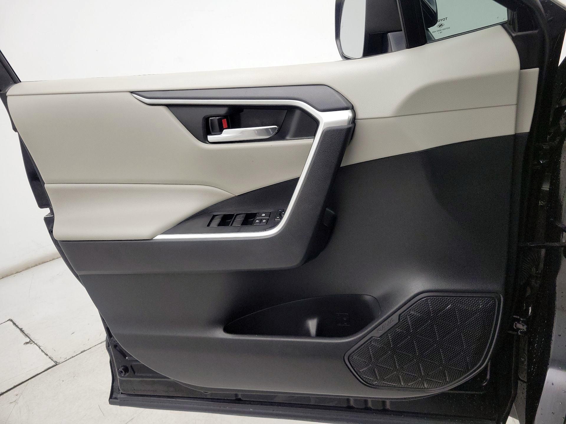Thumbnail: 2020 Toyota RAV4 - 12