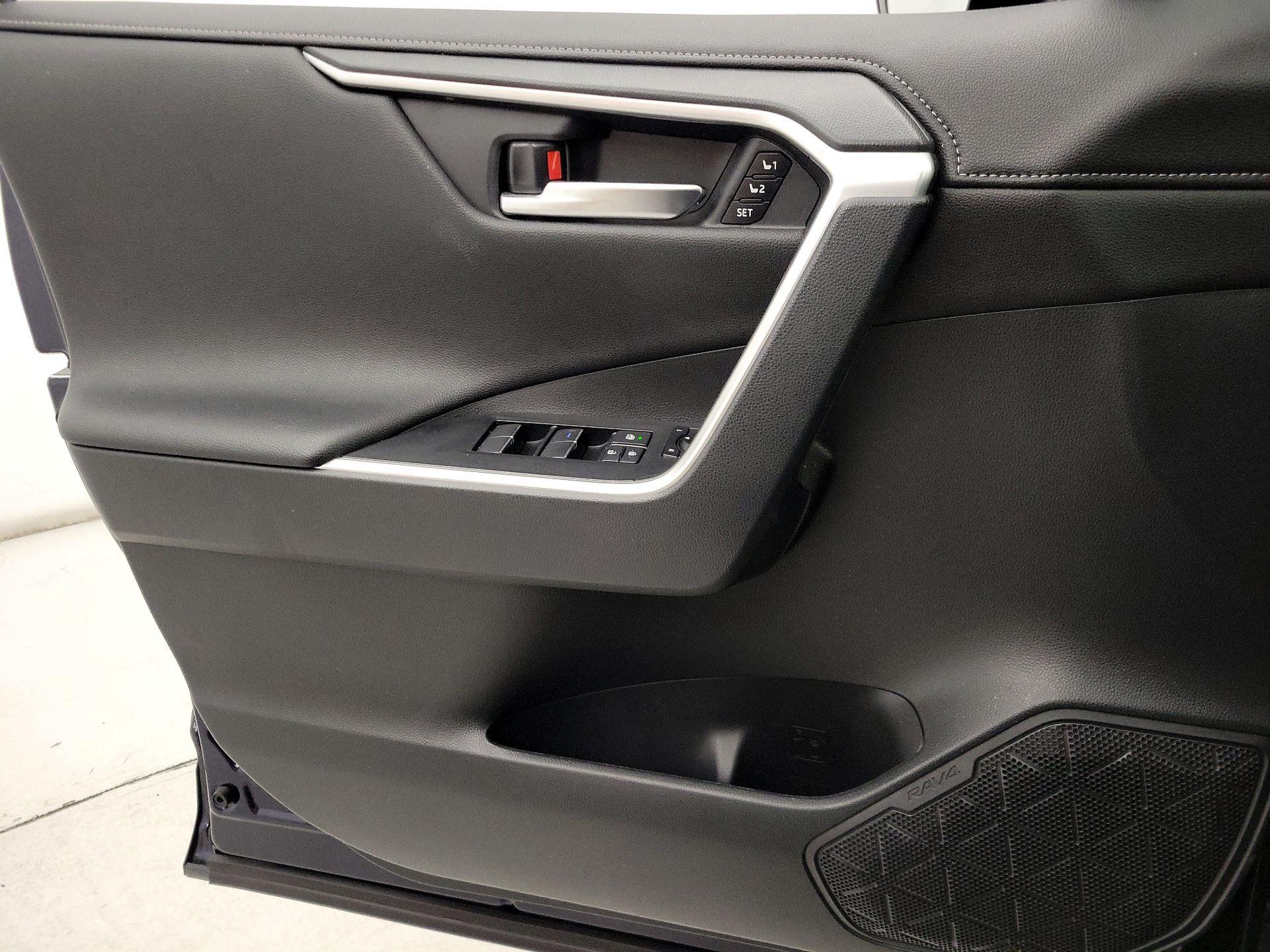 Thumbnail: 2020 Toyota RAV4 - 12
