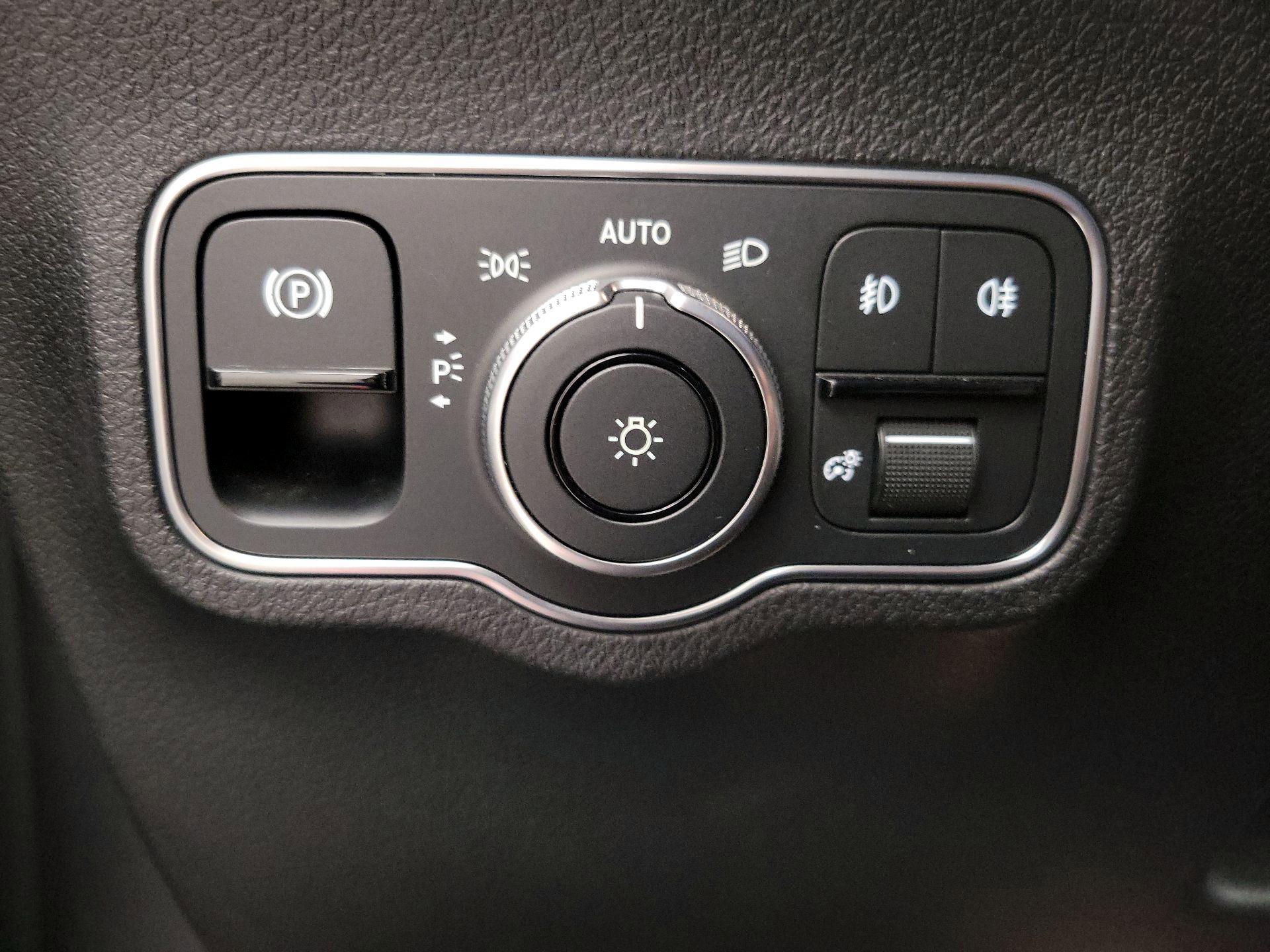 Thumbnail: 2023 Mercedes-Benz GLB - 13