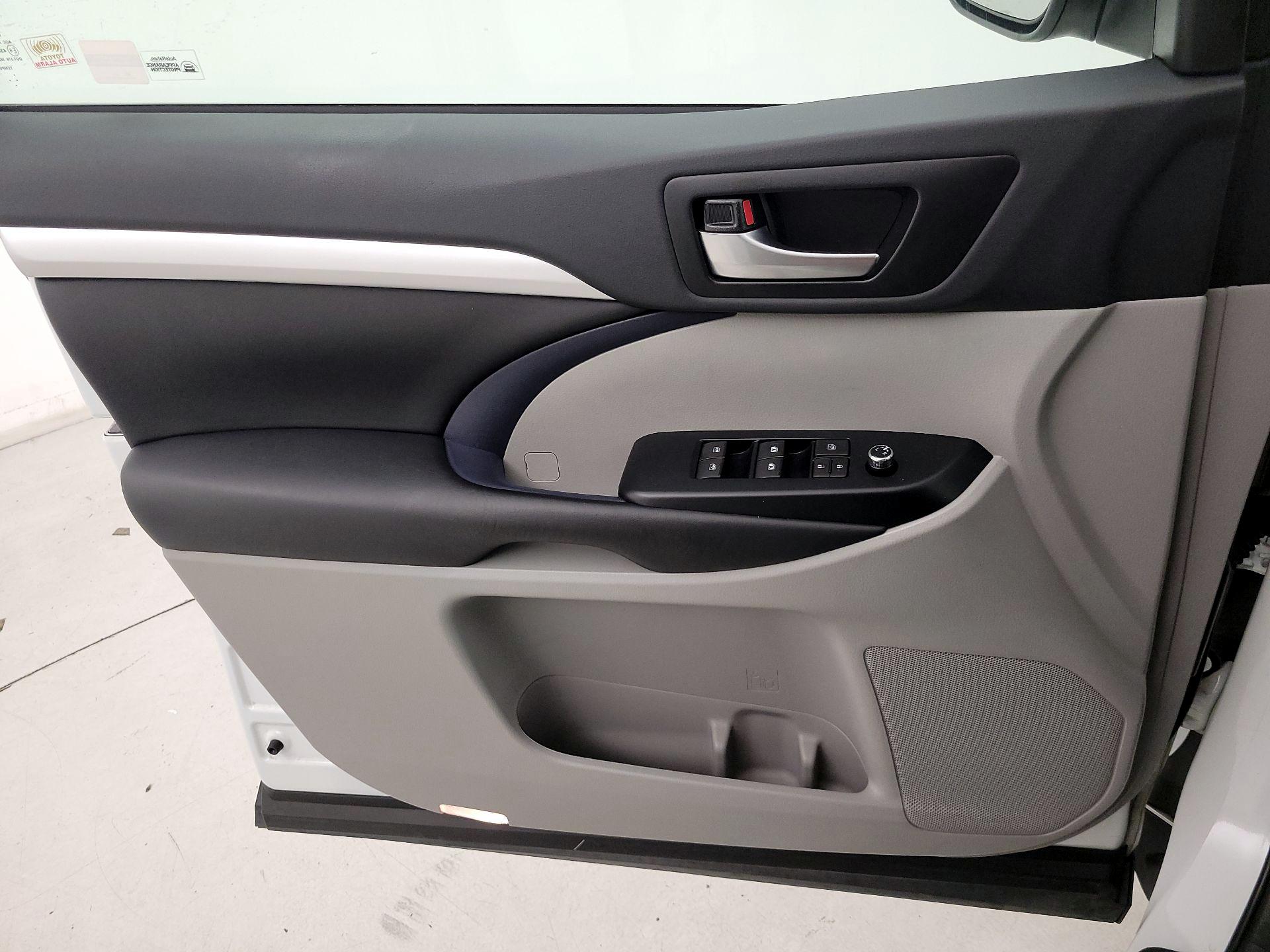 Thumbnail: 2019 Toyota Highlander - 12