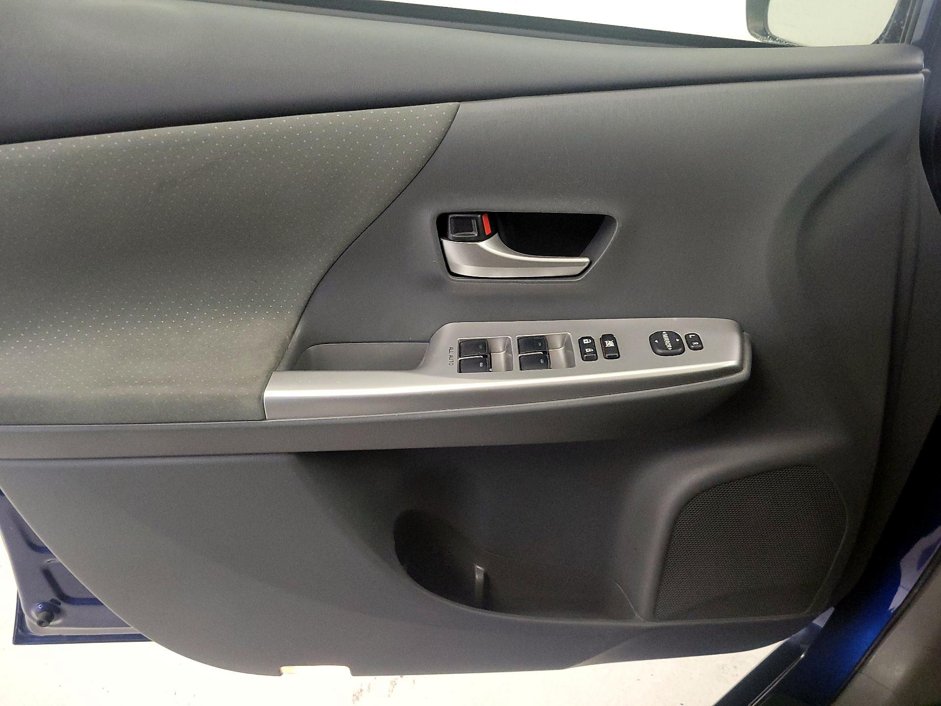 Thumbnail: 2014 Toyota Prius v - 12