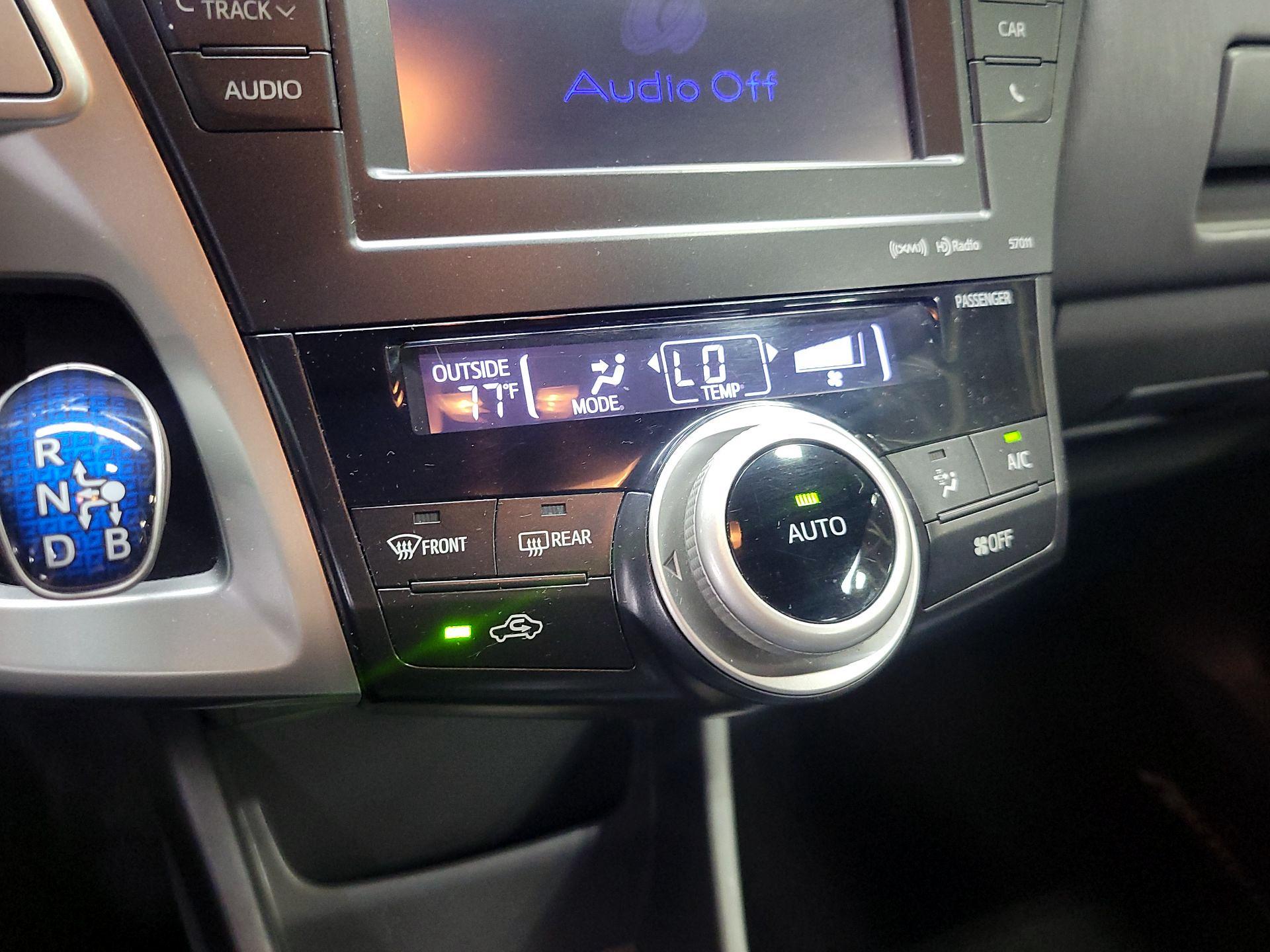 Thumbnail: 2014 Toyota Prius v - 16