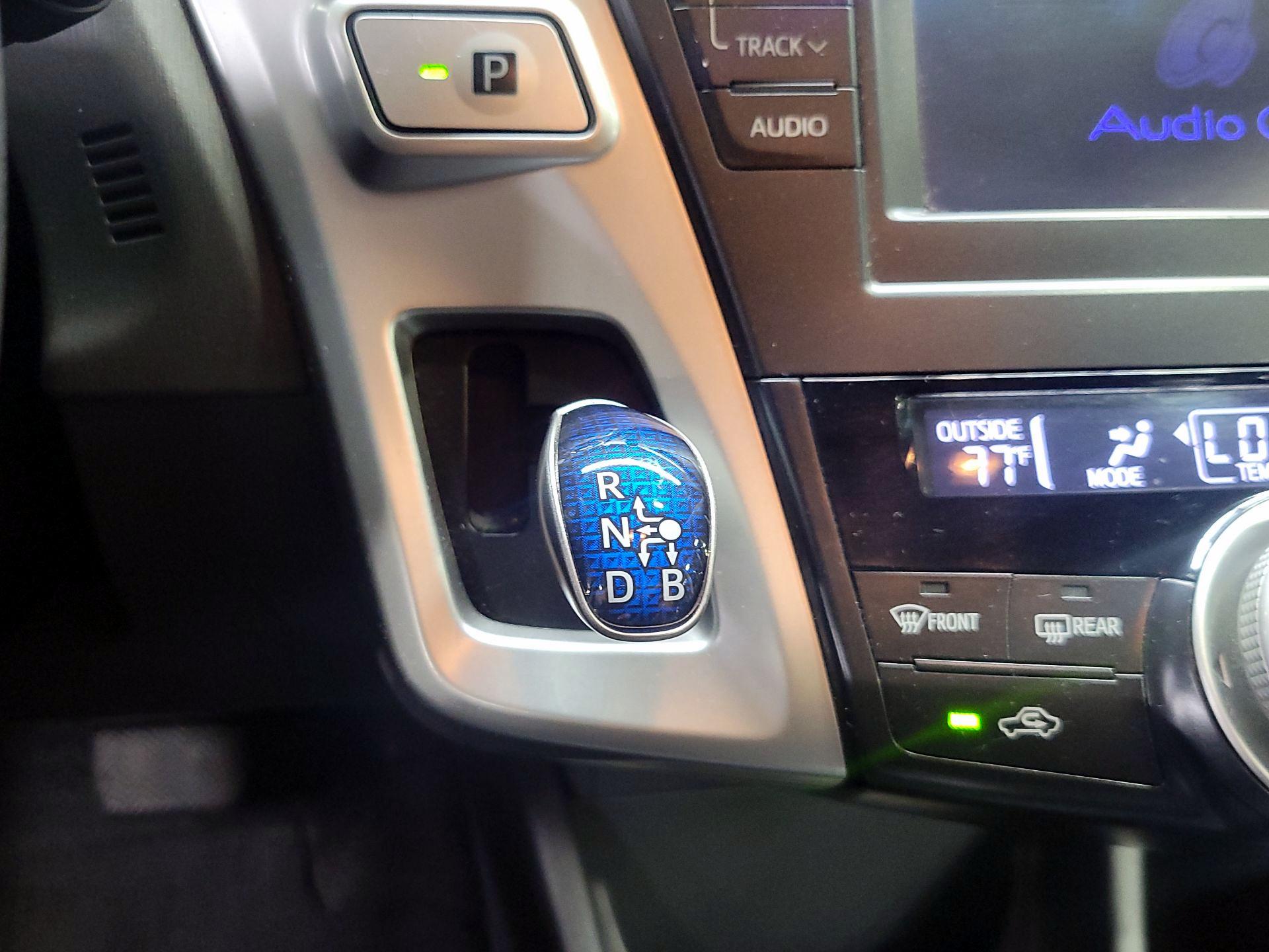 Thumbnail: 2014 Toyota Prius v - 17