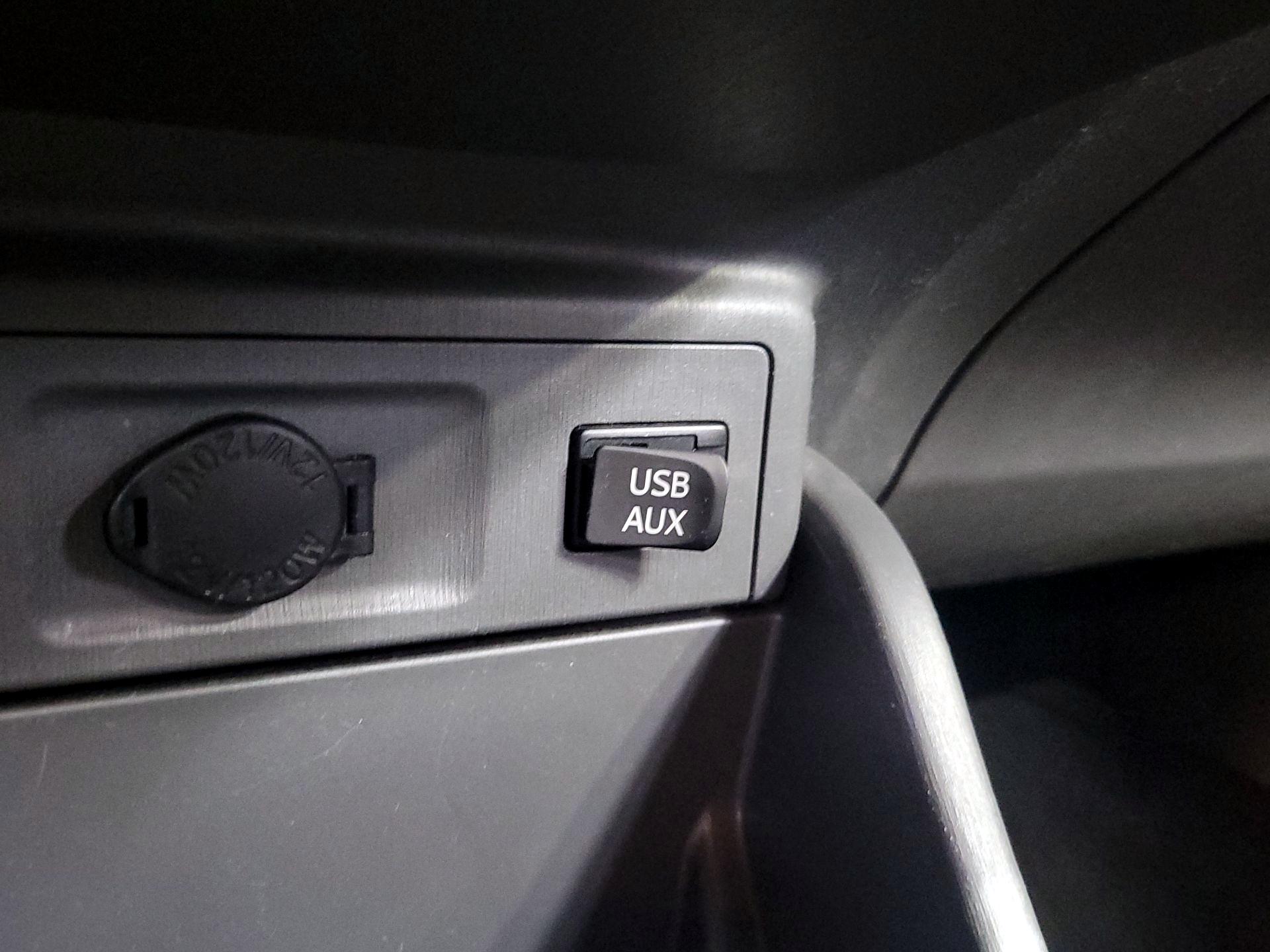 Thumbnail: 2014 Toyota Prius v - 18