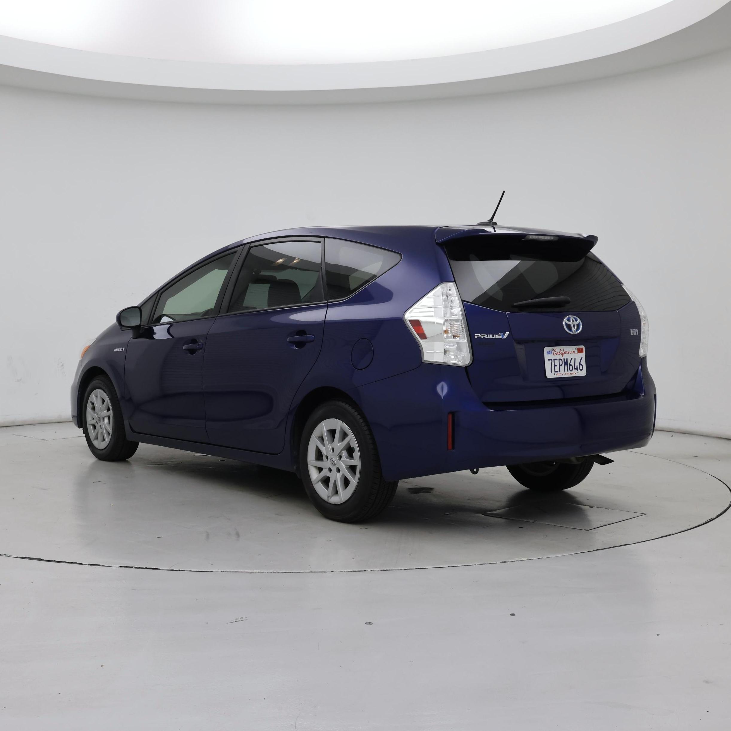 Thumbnail: 2014 Toyota Prius v - 2
