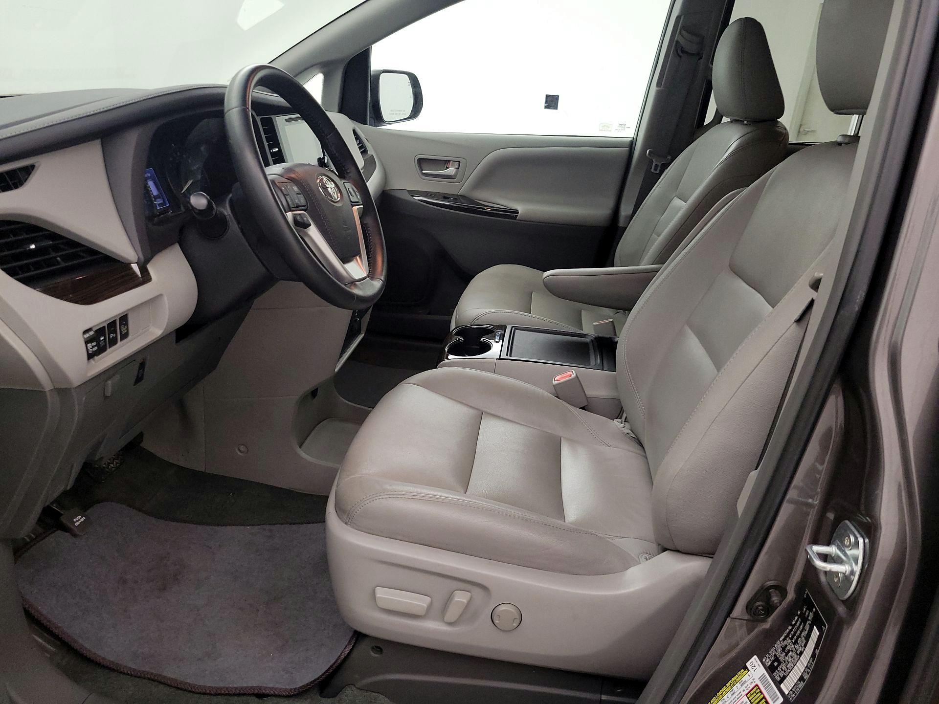 Thumbnail: 2015 Toyota Sienna - 11