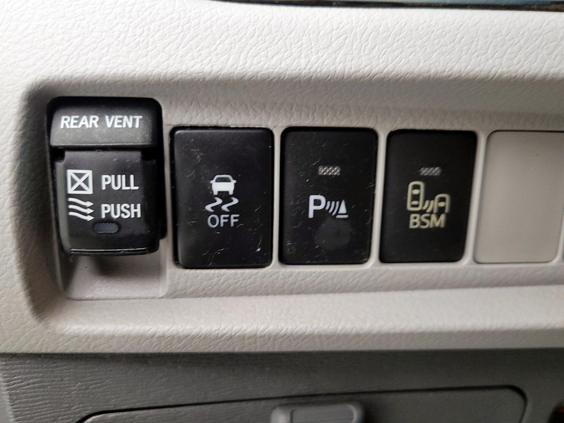 Thumbnail: 2015 Toyota Sienna - 13