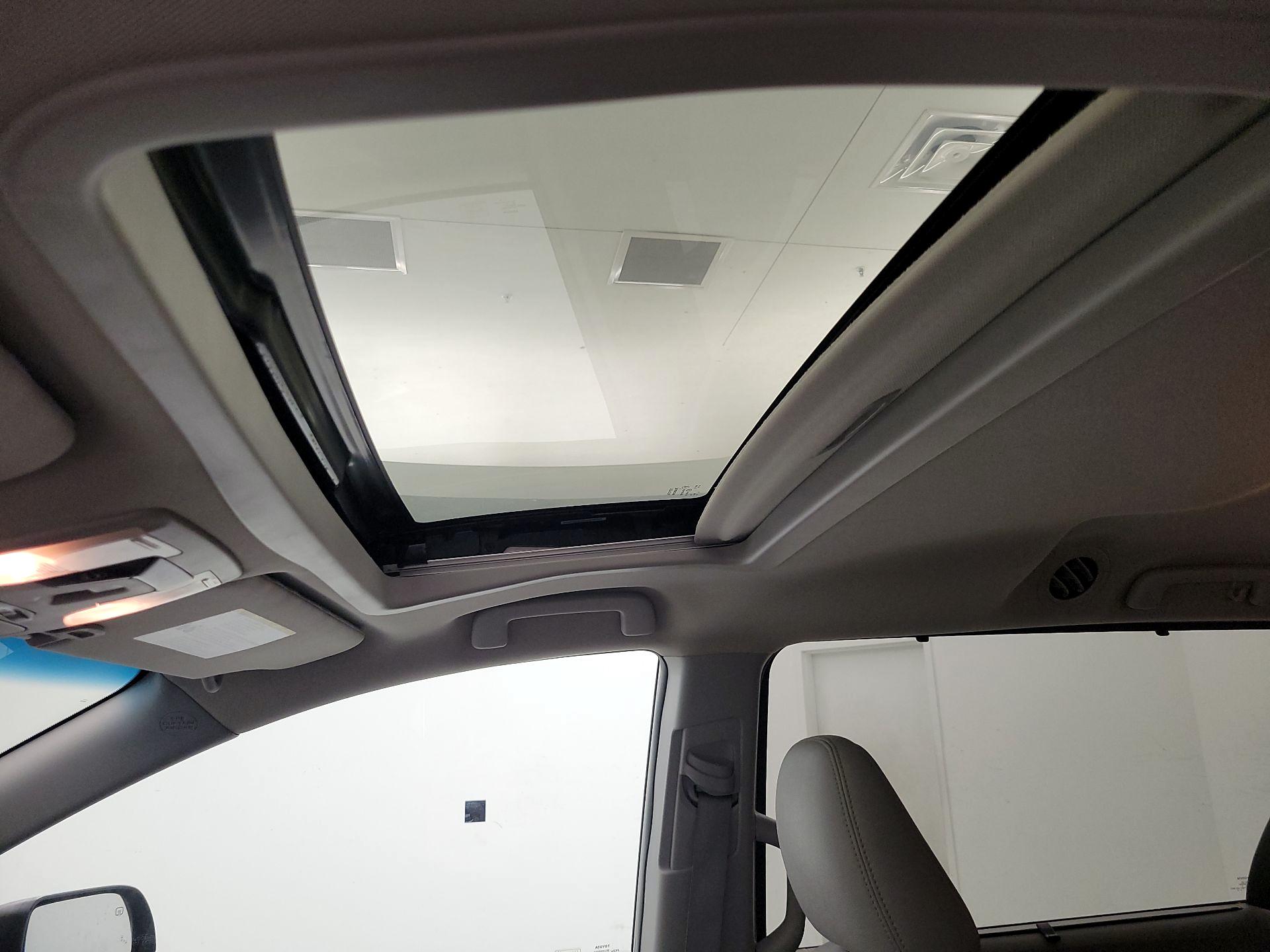 Thumbnail: 2015 Toyota Sienna - 19