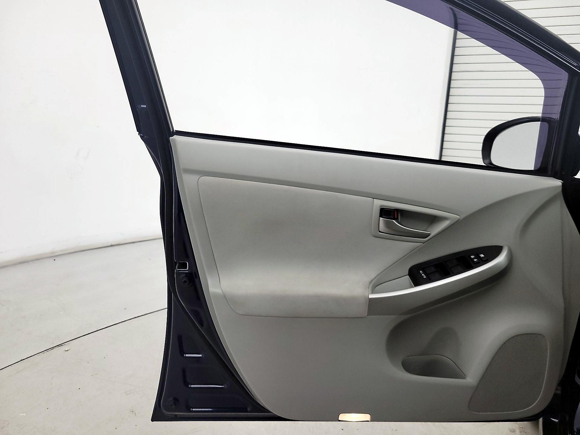 Thumbnail: 2015 Toyota Prius - 12