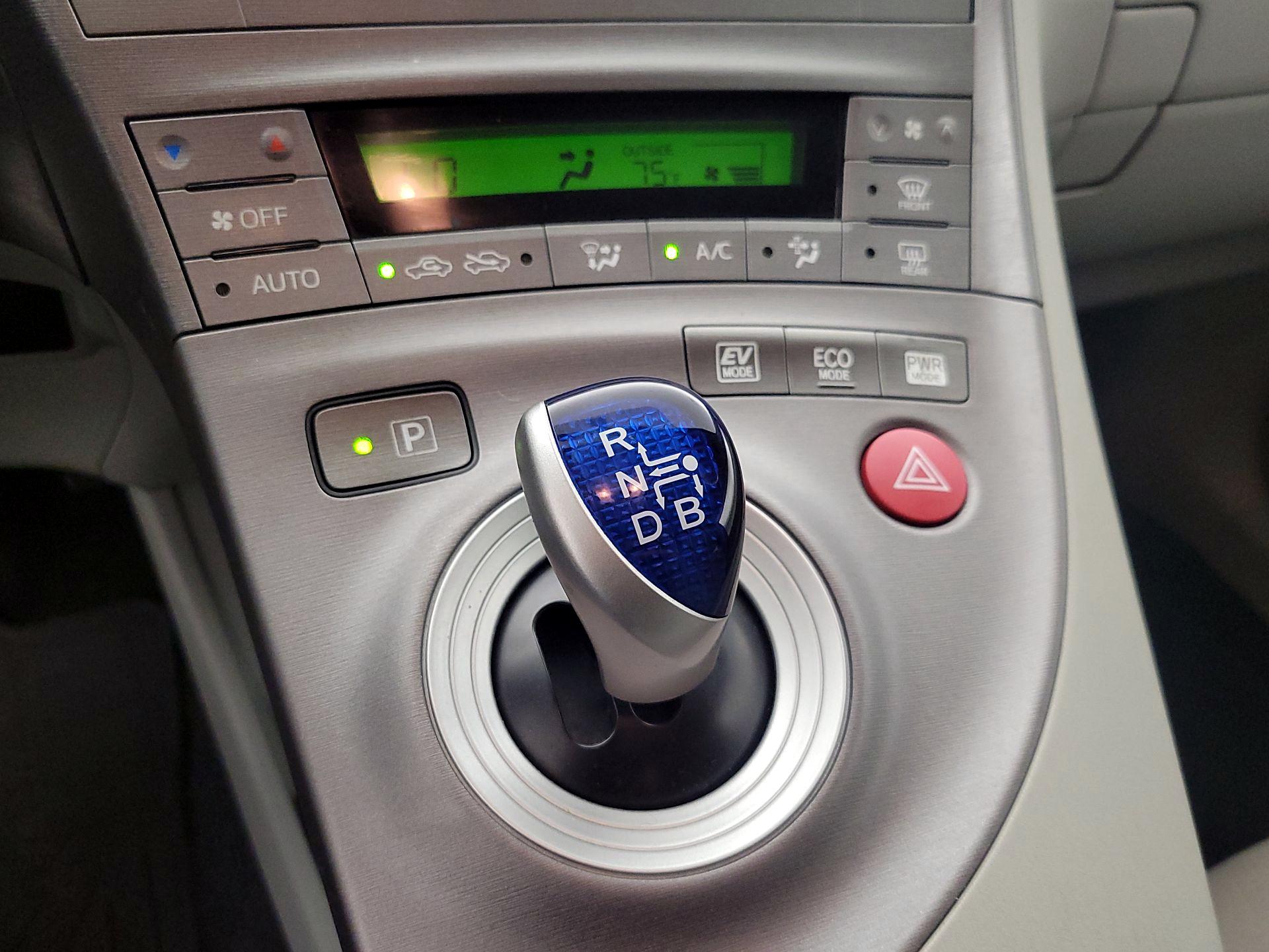 Thumbnail: 2015 Toyota Prius - 17