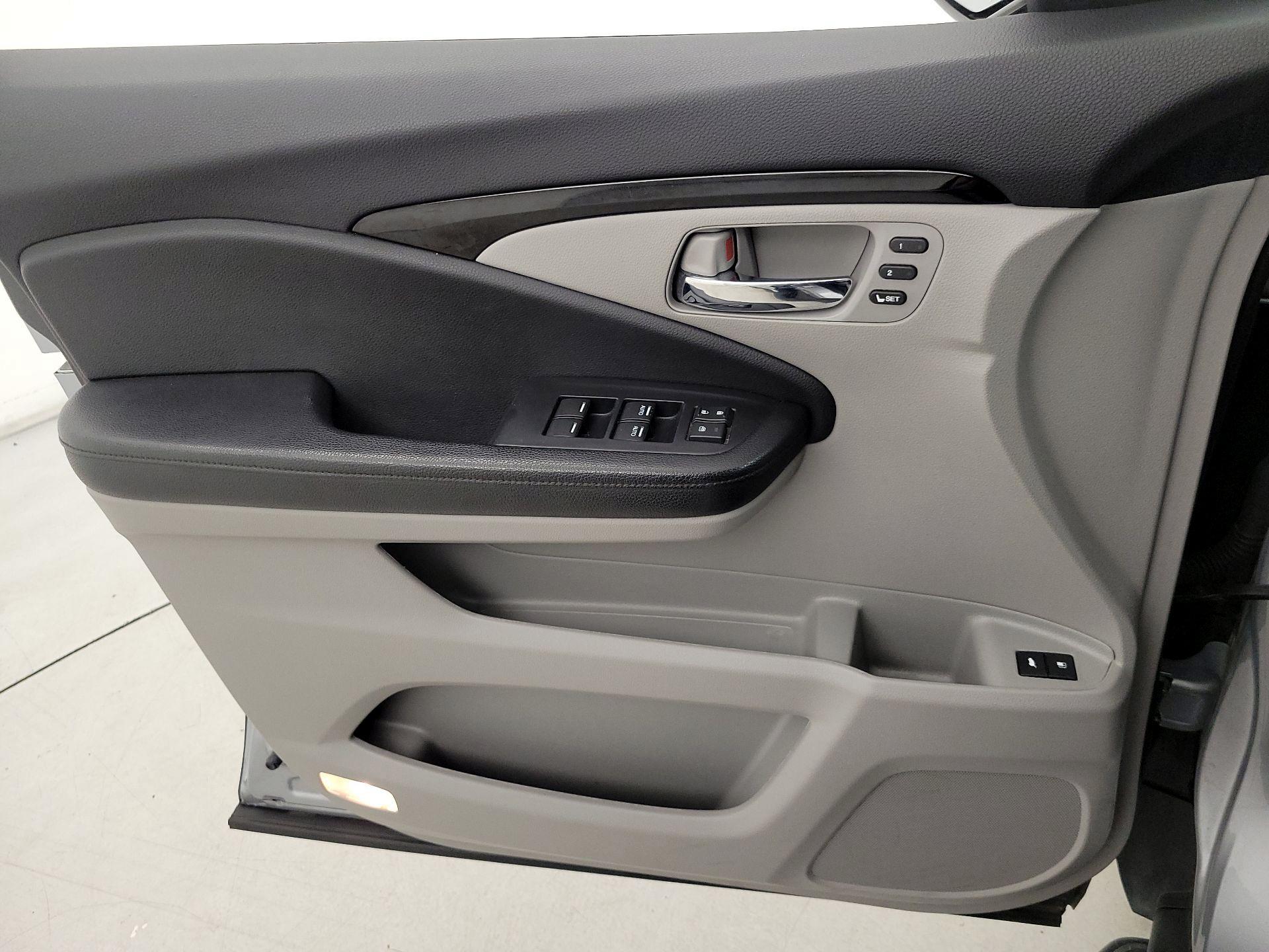 Thumbnail: 2019 Honda Pilot - 12