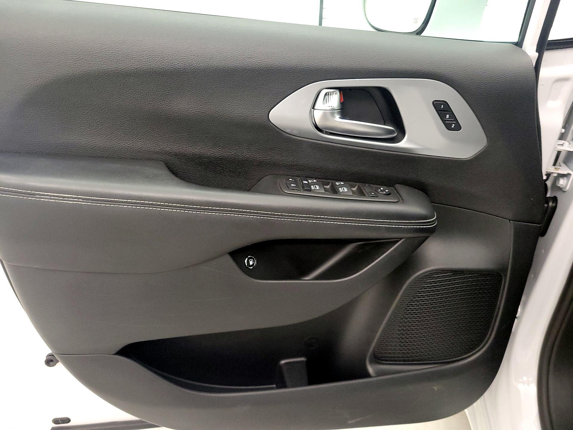 Thumbnail: 2022 Chrysler Pacifica - 12