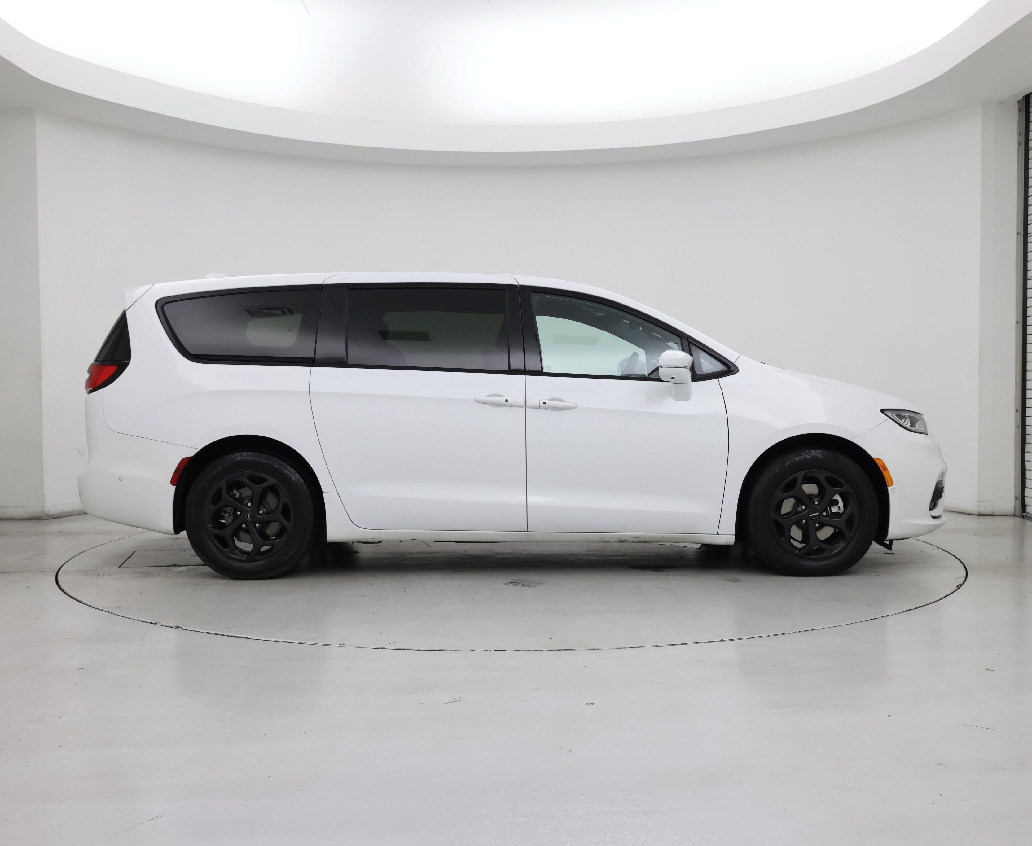 Thumbnail: 2022 Chrysler Pacifica - 7