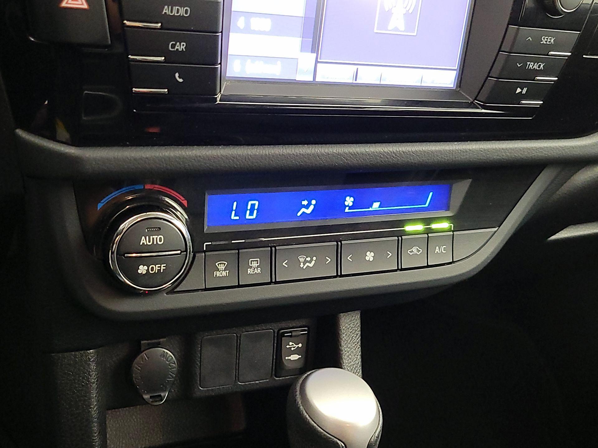 Thumbnail: 2016 Toyota Corolla - 16