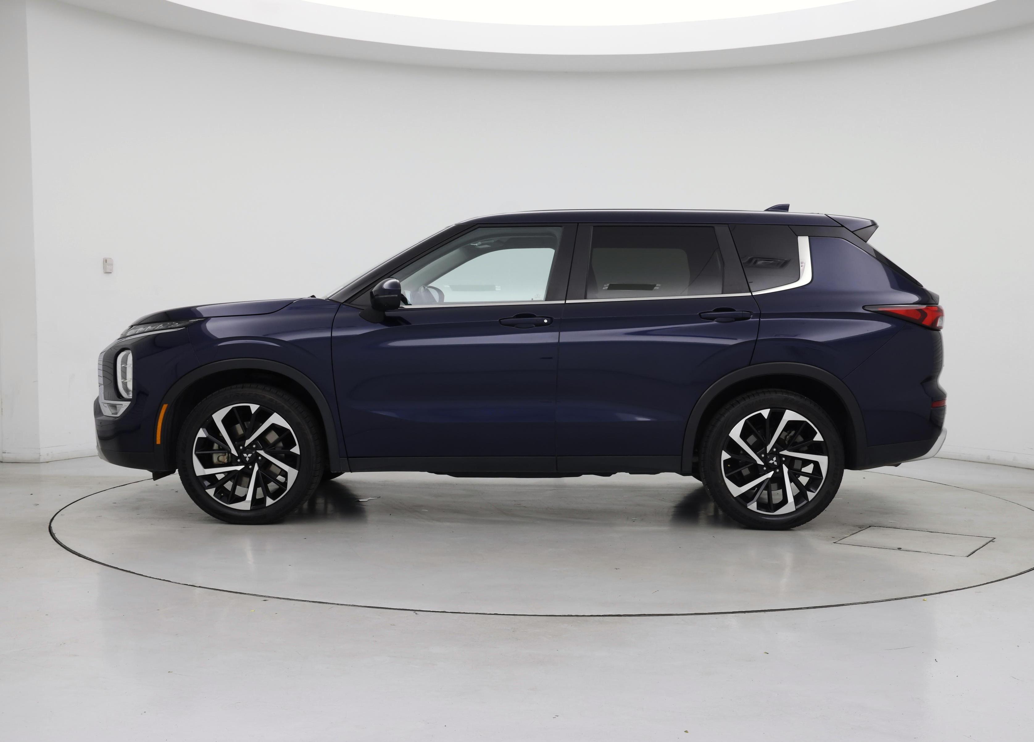 Thumbnail: 2024 Mitsubishi Outlander - 3