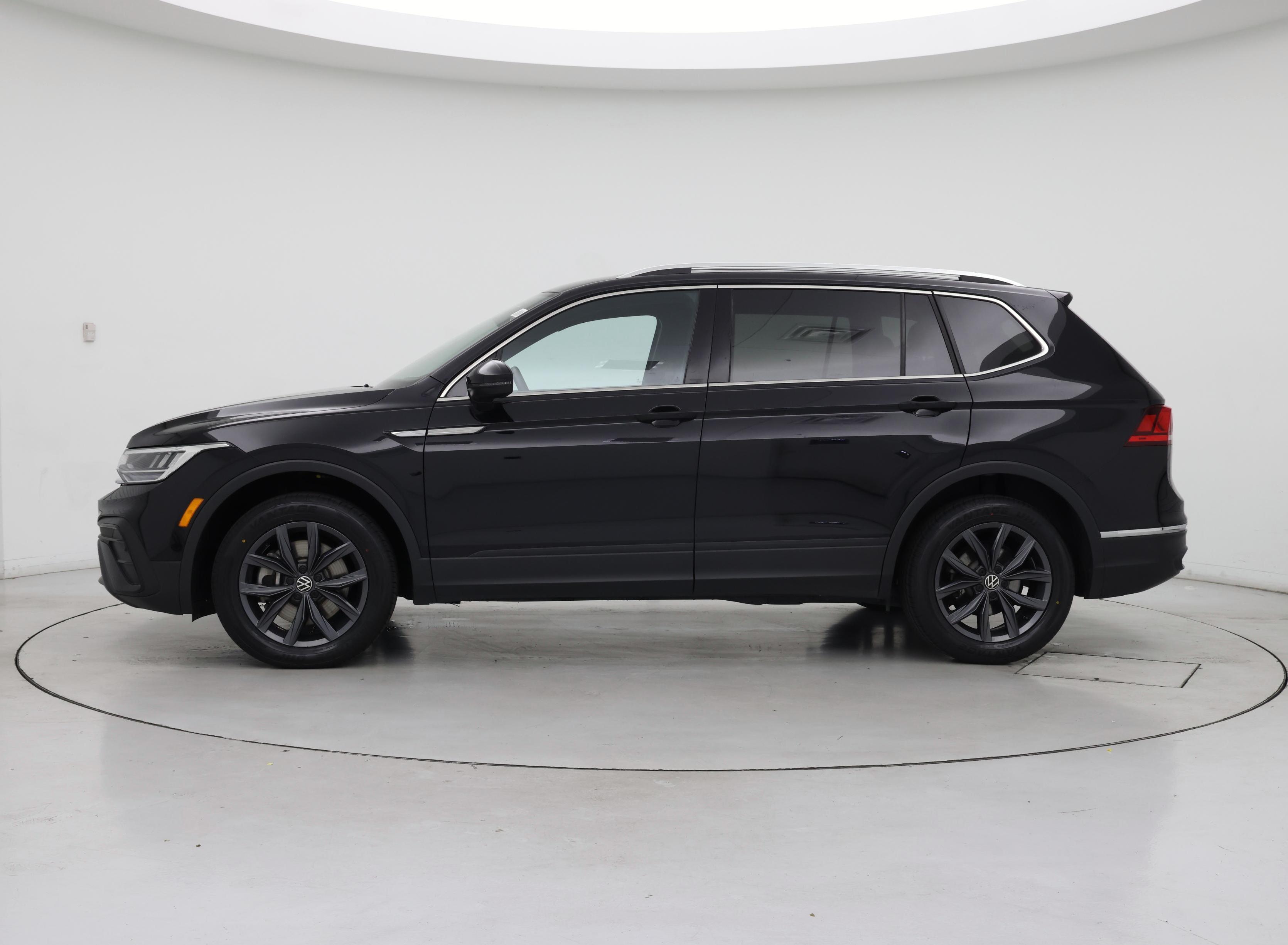 Thumbnail: 2023 Volkswagen Tiguan - 3