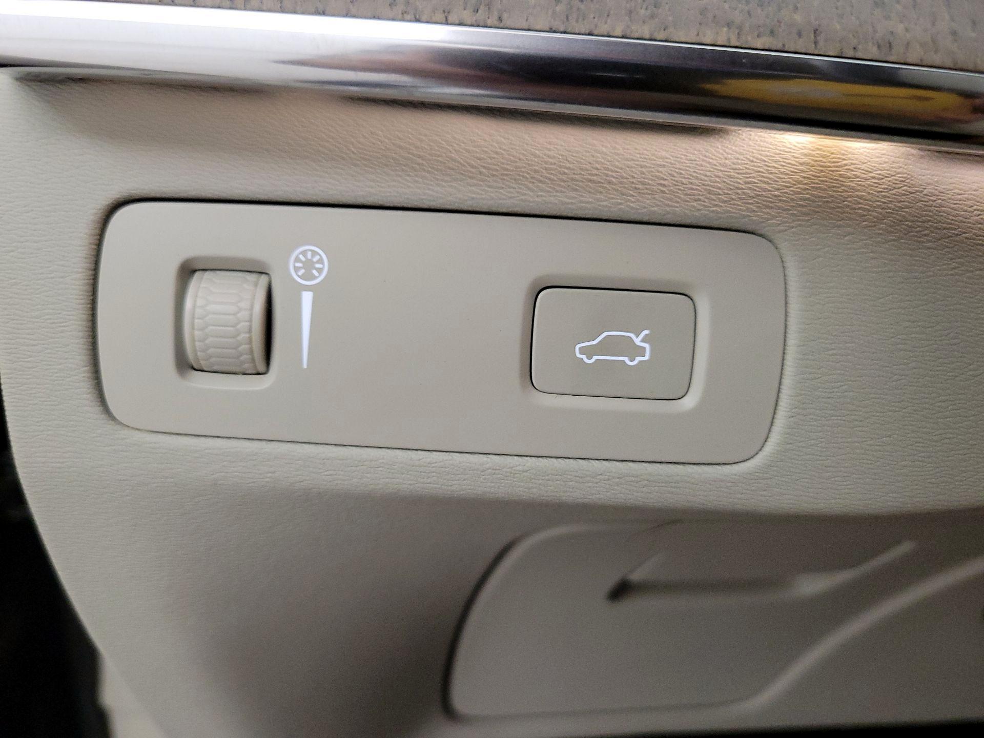 Thumbnail: 2022 Volvo XC90 - 13