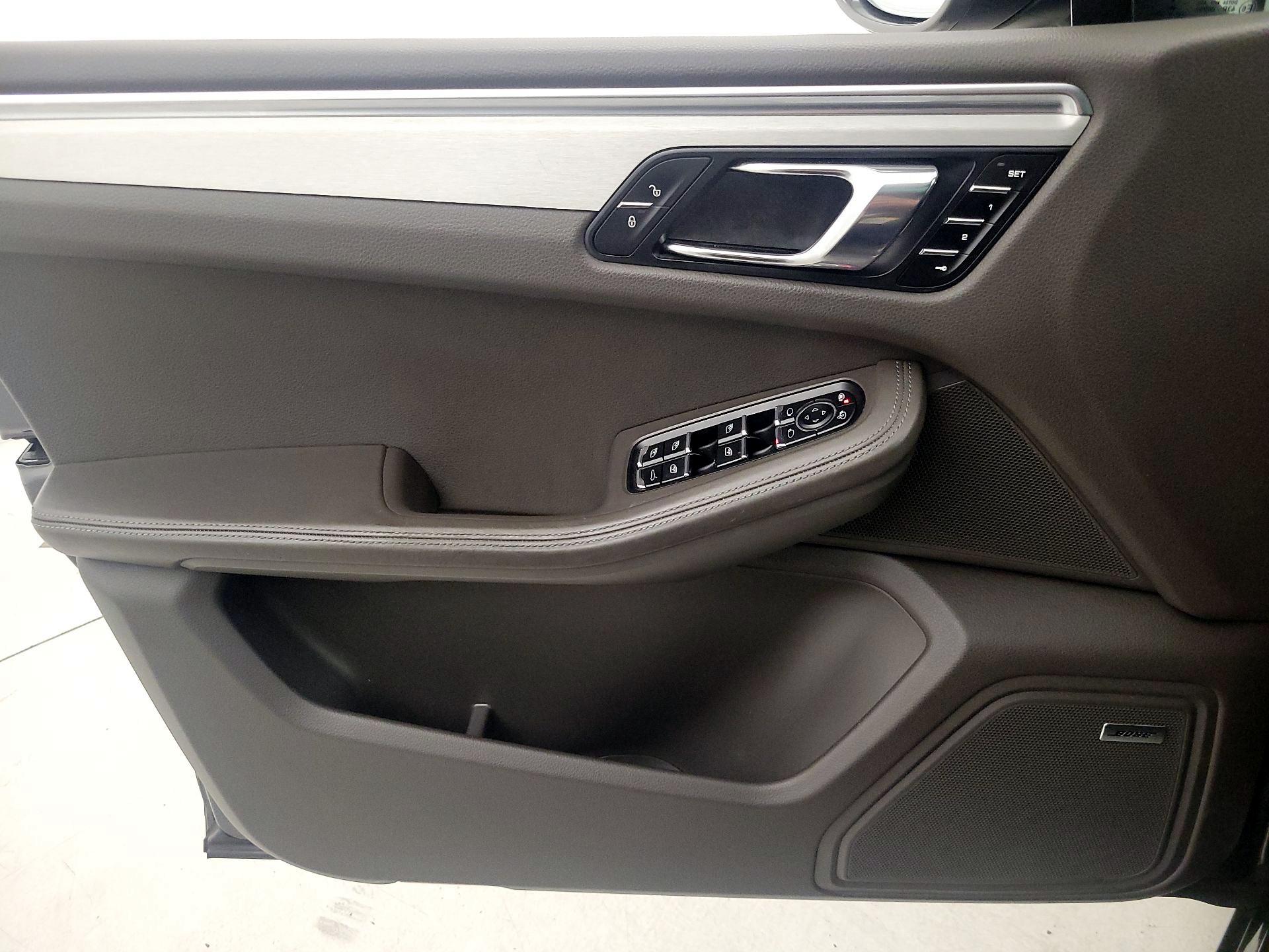 Thumbnail: 2016 Porsche Macan - 12