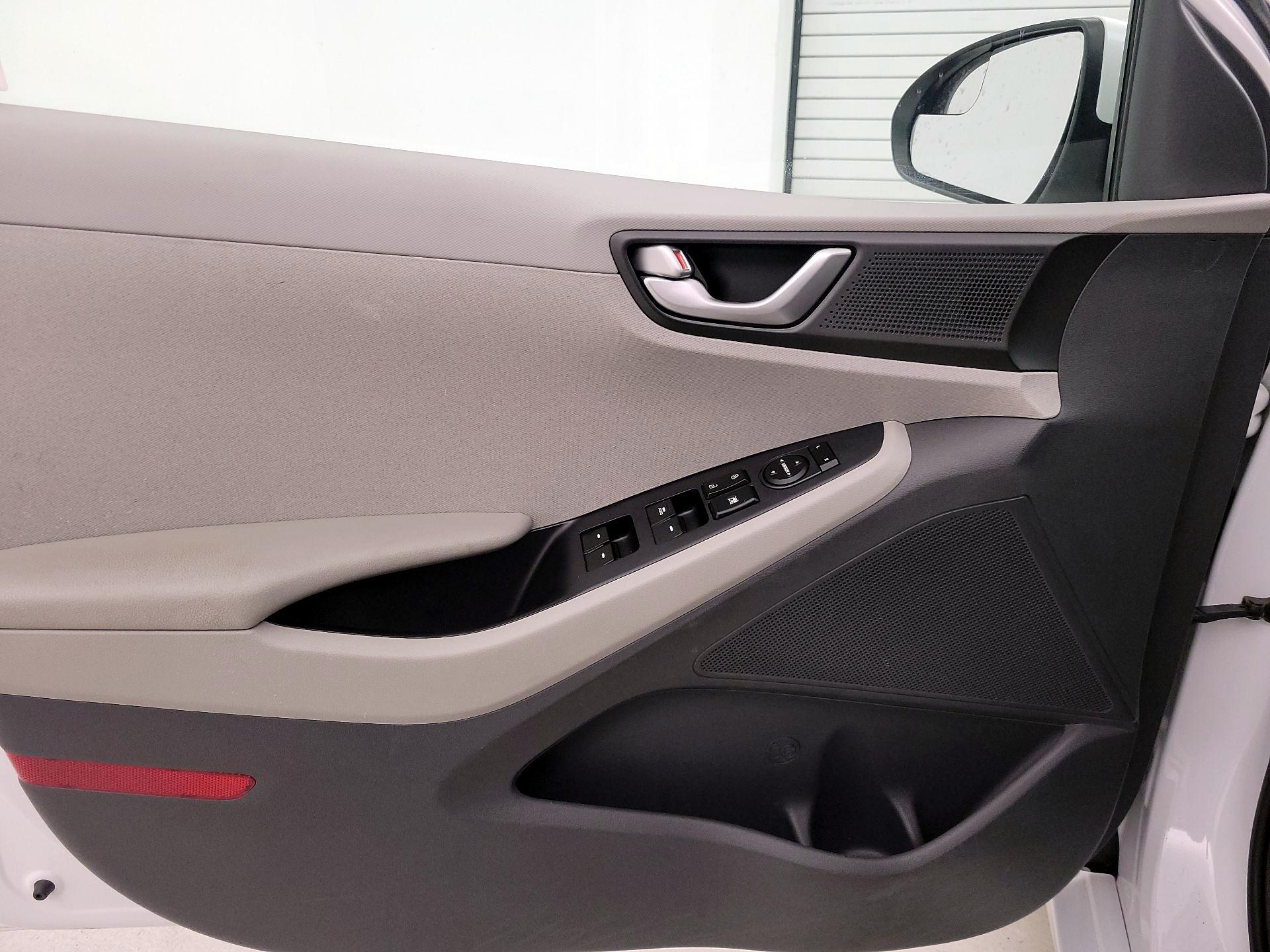 Thumbnail: 2018 Hyundai Ioniq - 12