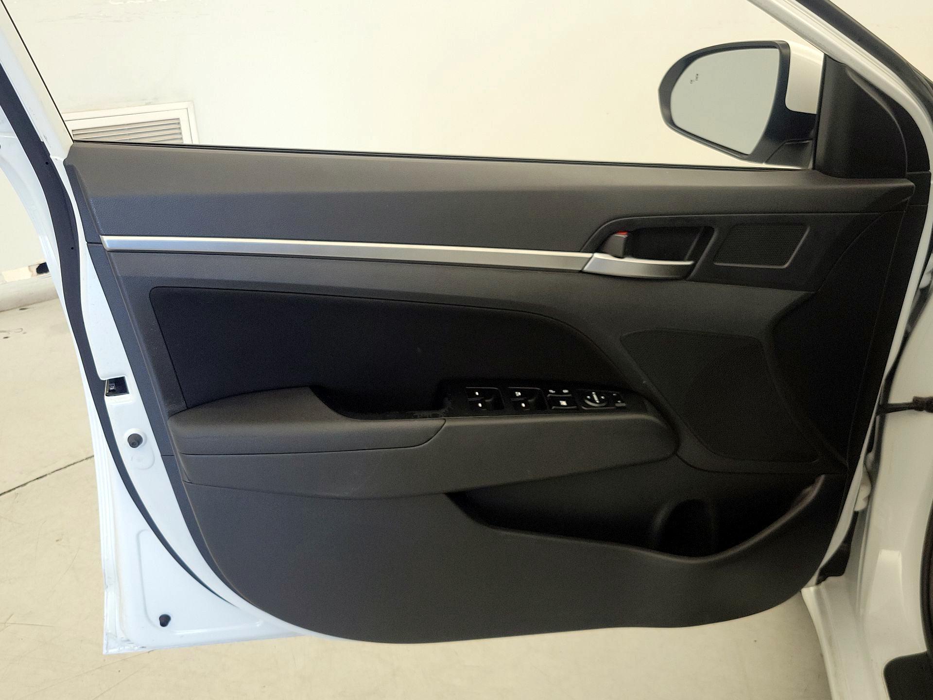 Thumbnail: 2020 Hyundai Elantra - 12