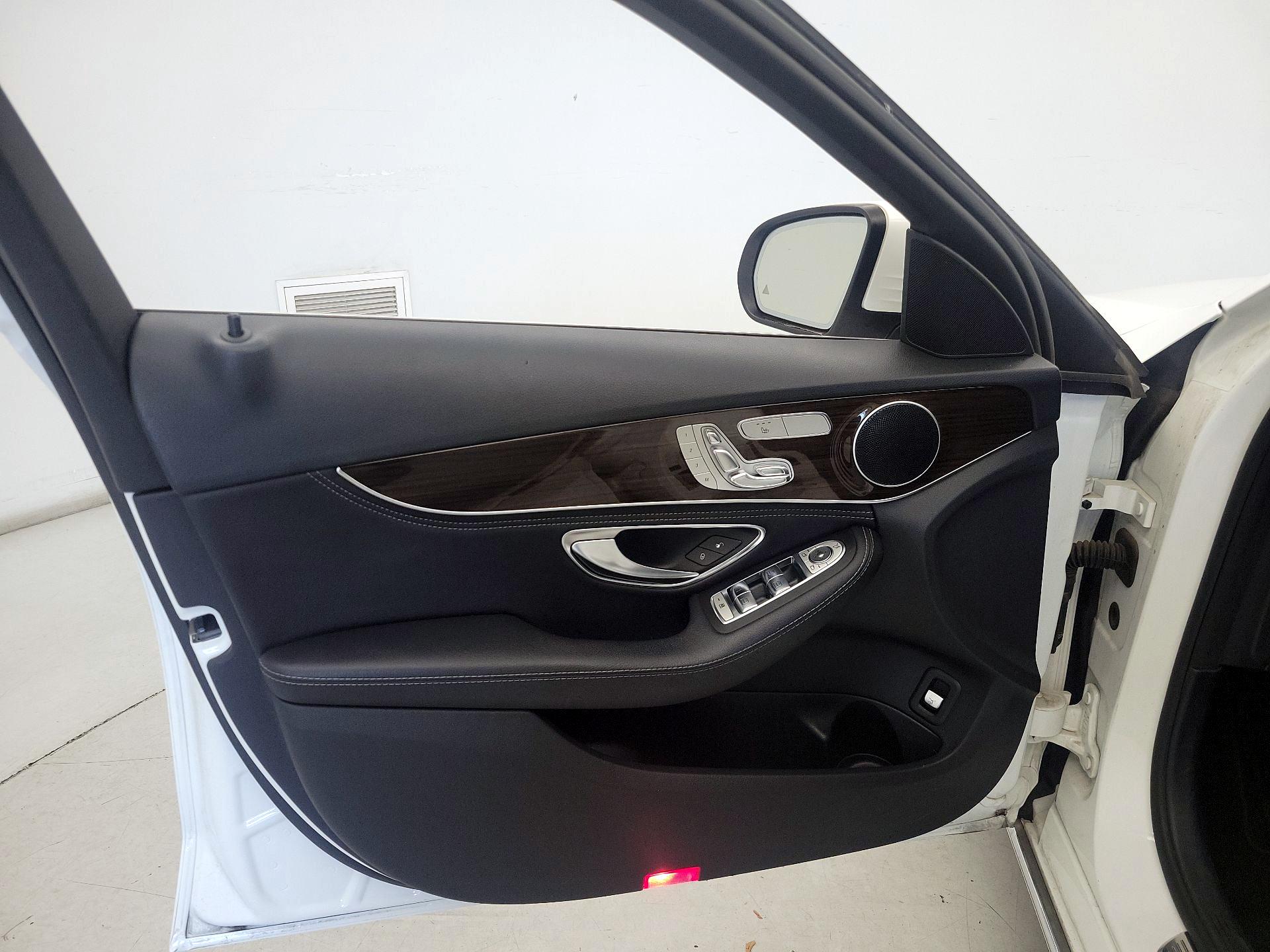 Thumbnail: 2016 Mercedes-Benz C-Class - 12