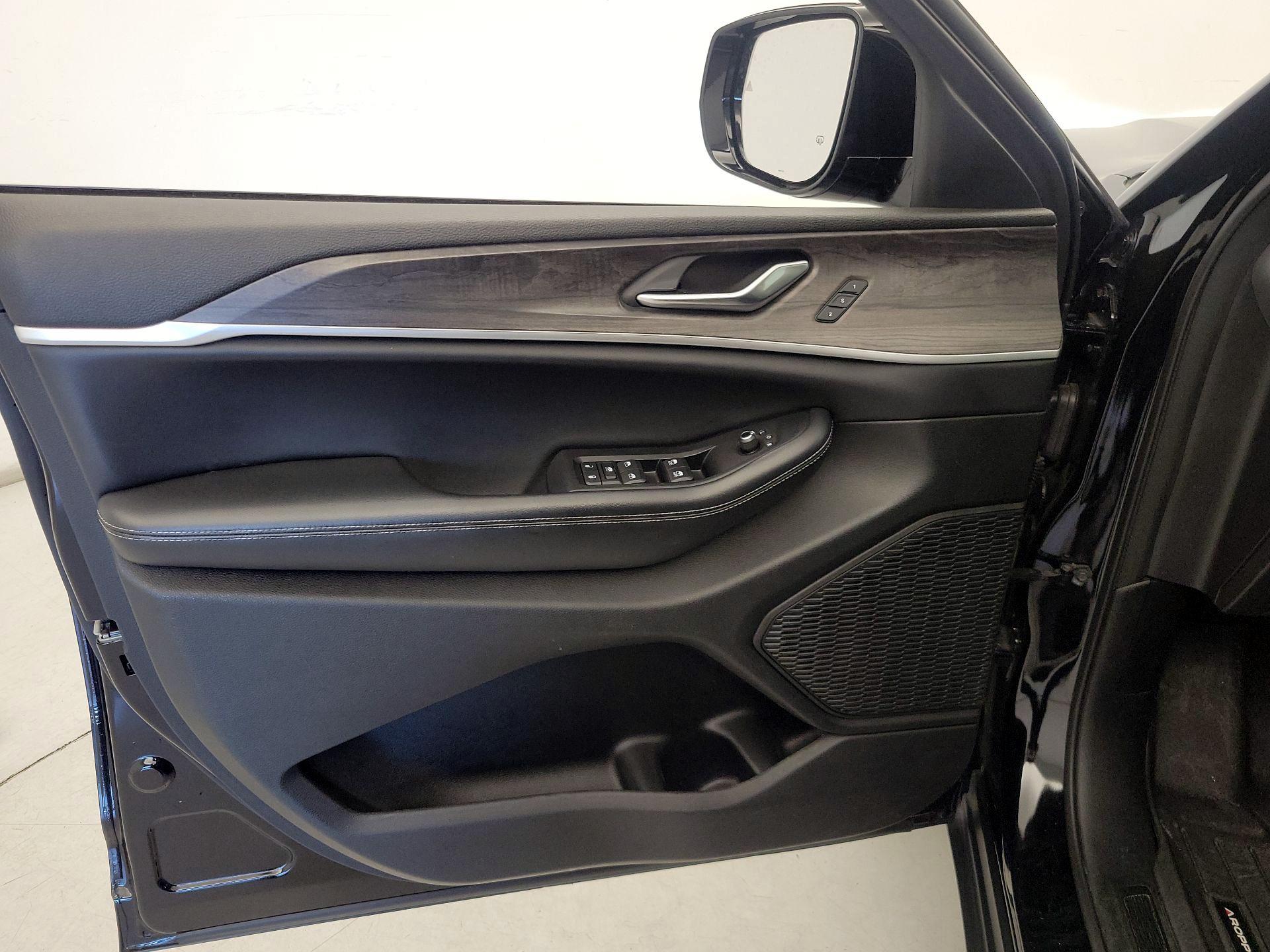 Thumbnail: 2023 Jeep Grand Cherokee - 12