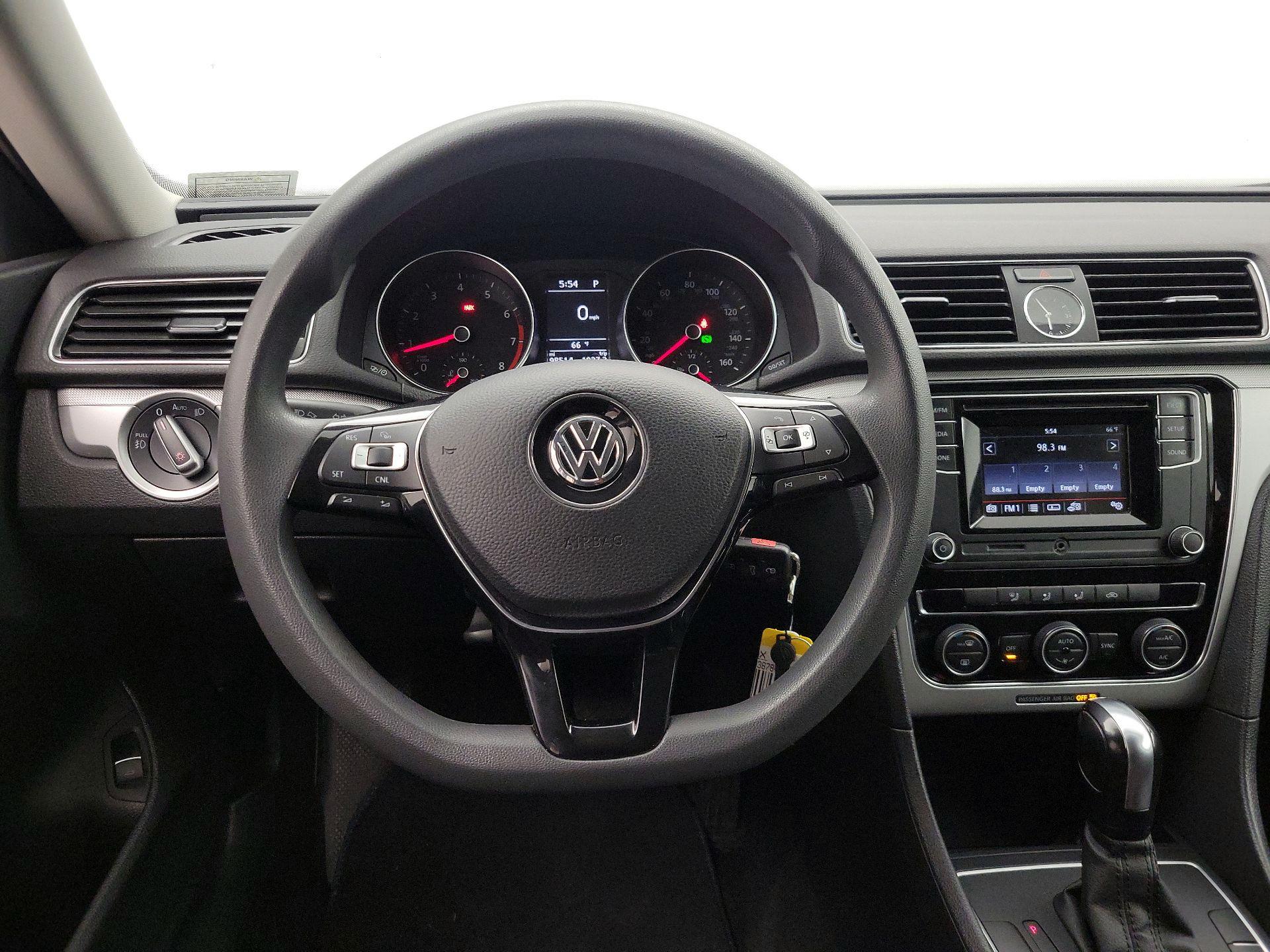 Thumbnail: 2016 Volkswagen Passat - 10