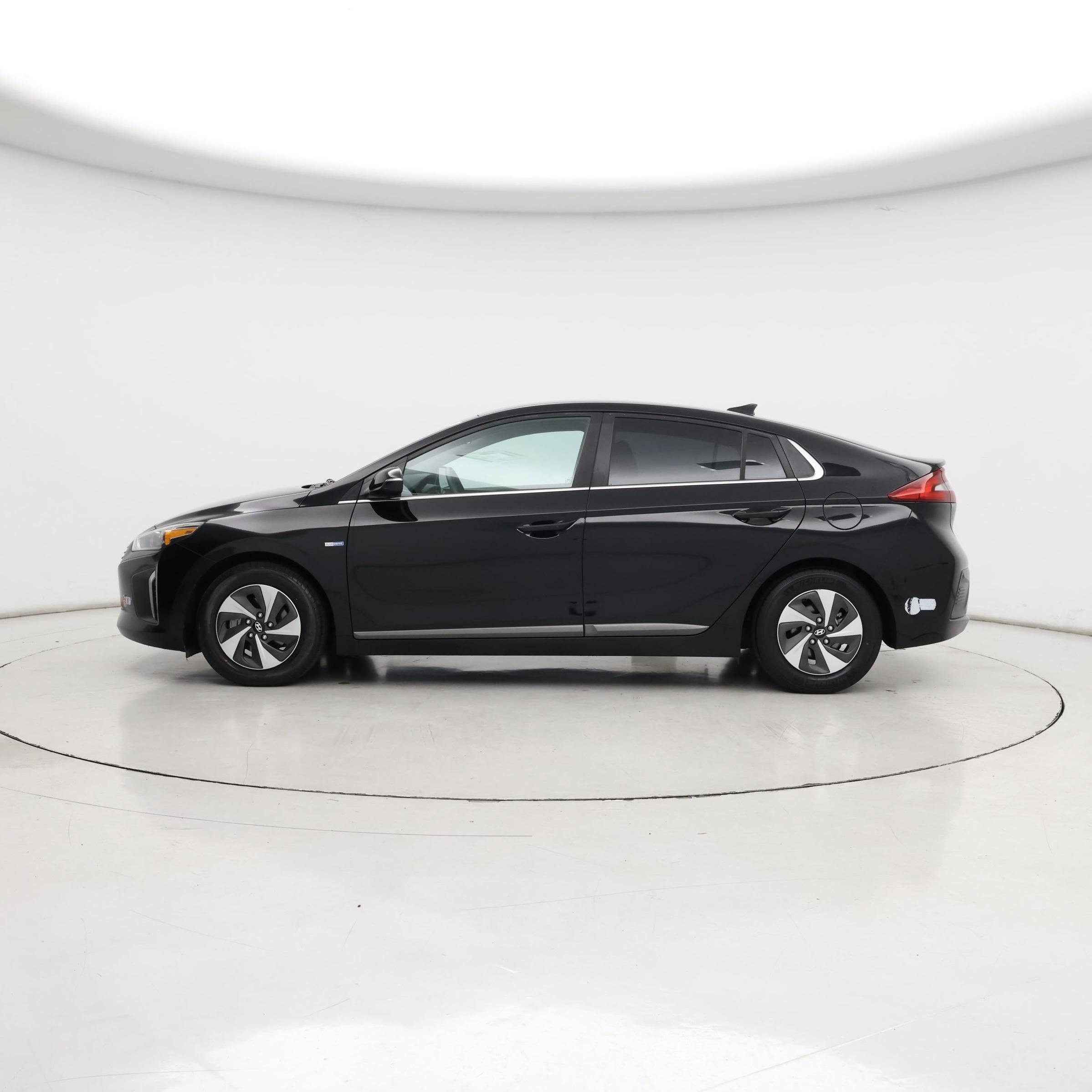 Thumbnail: 2017 Hyundai Ioniq - 3