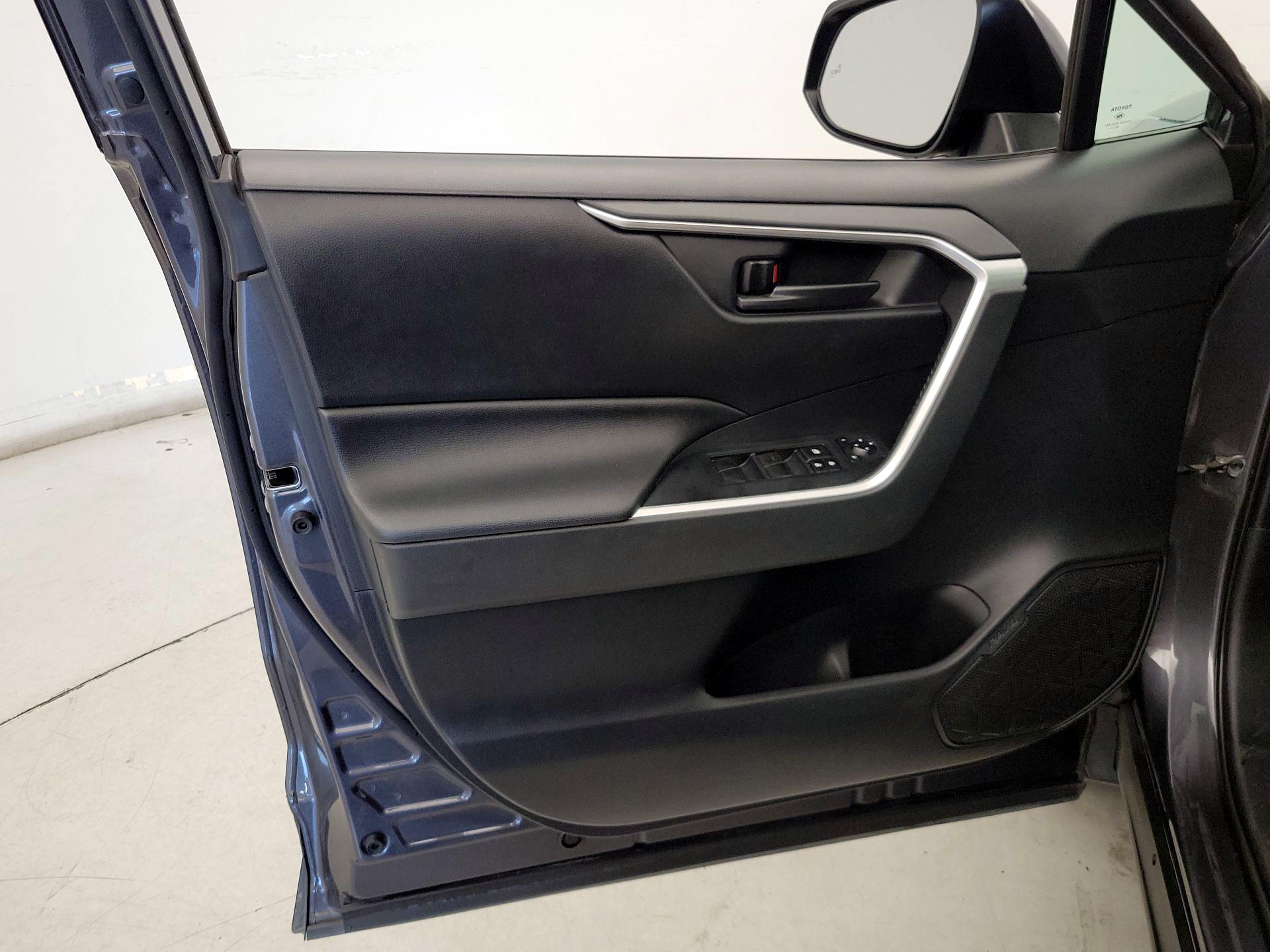 Thumbnail: 2019 Toyota RAV4 - 12