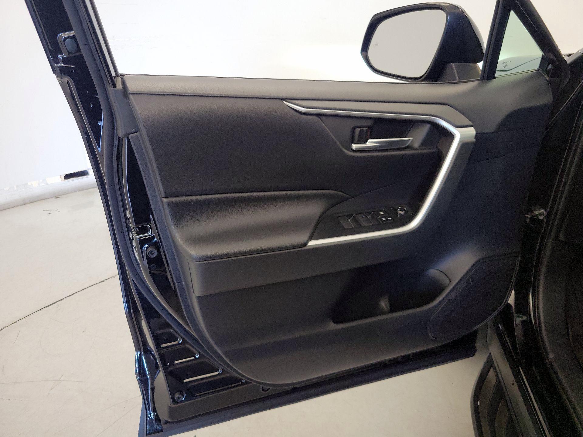 Thumbnail: 2019 Toyota RAV4 - 12
