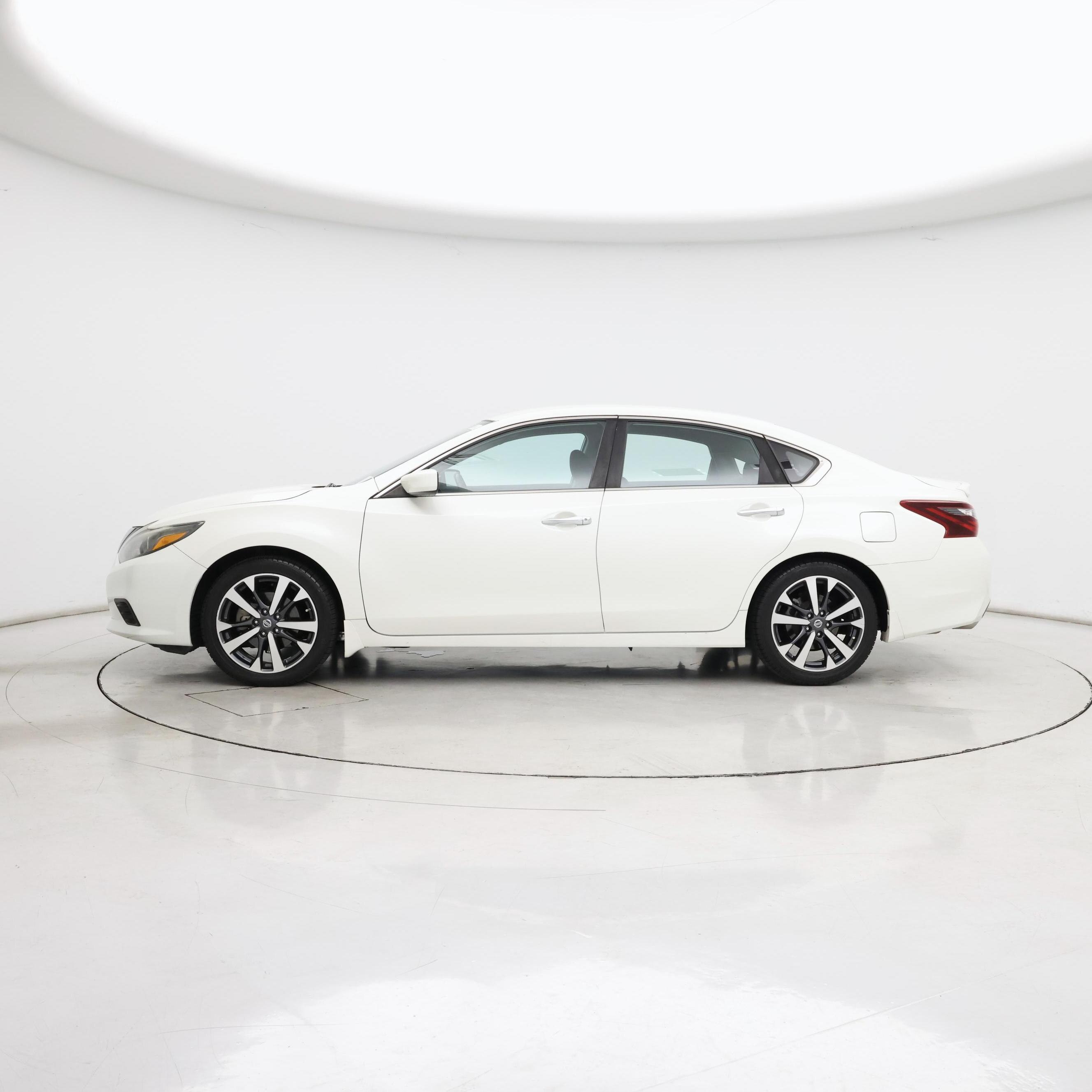 Thumbnail: 2017 Nissan Altima - 3