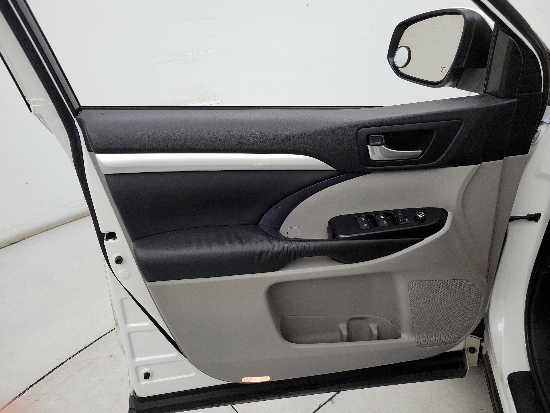 Thumbnail: 2016 Toyota Highlander - 12