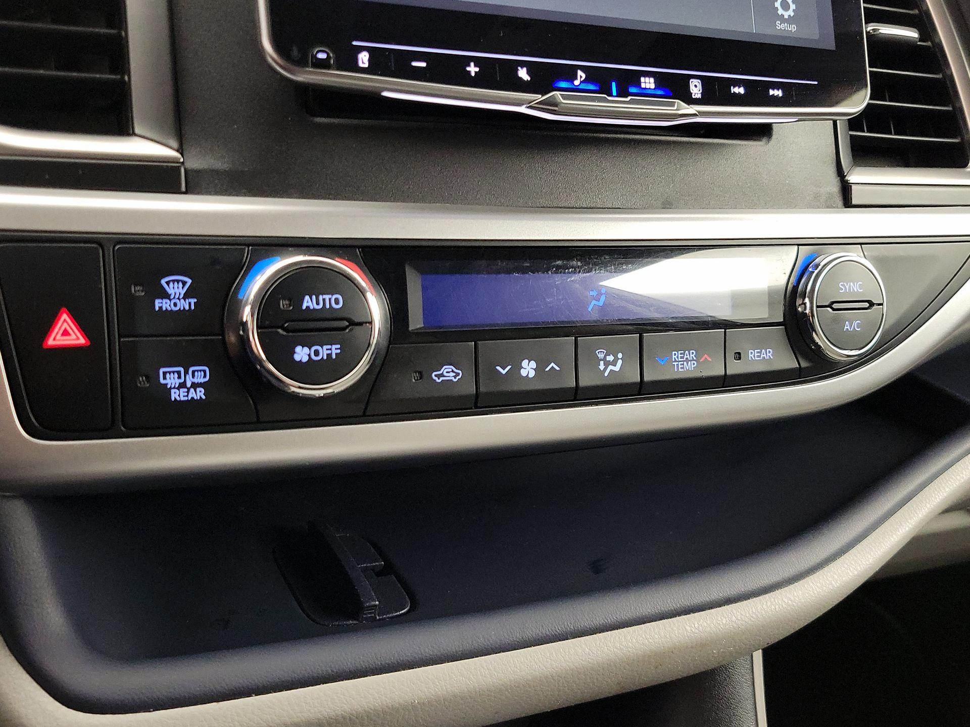 Thumbnail: 2016 Toyota Highlander - 16