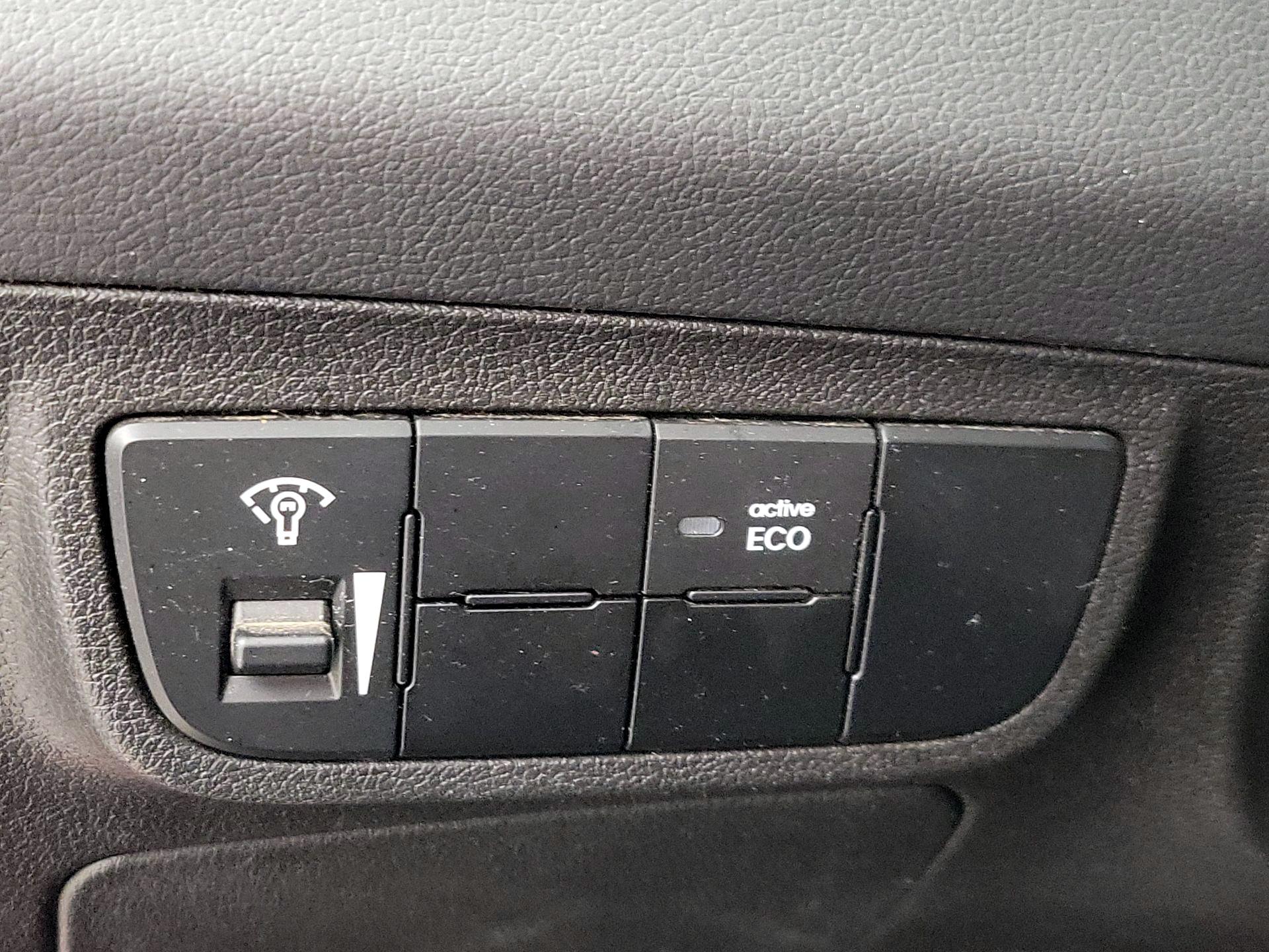 Thumbnail: 2015 Hyundai Veloster - 13