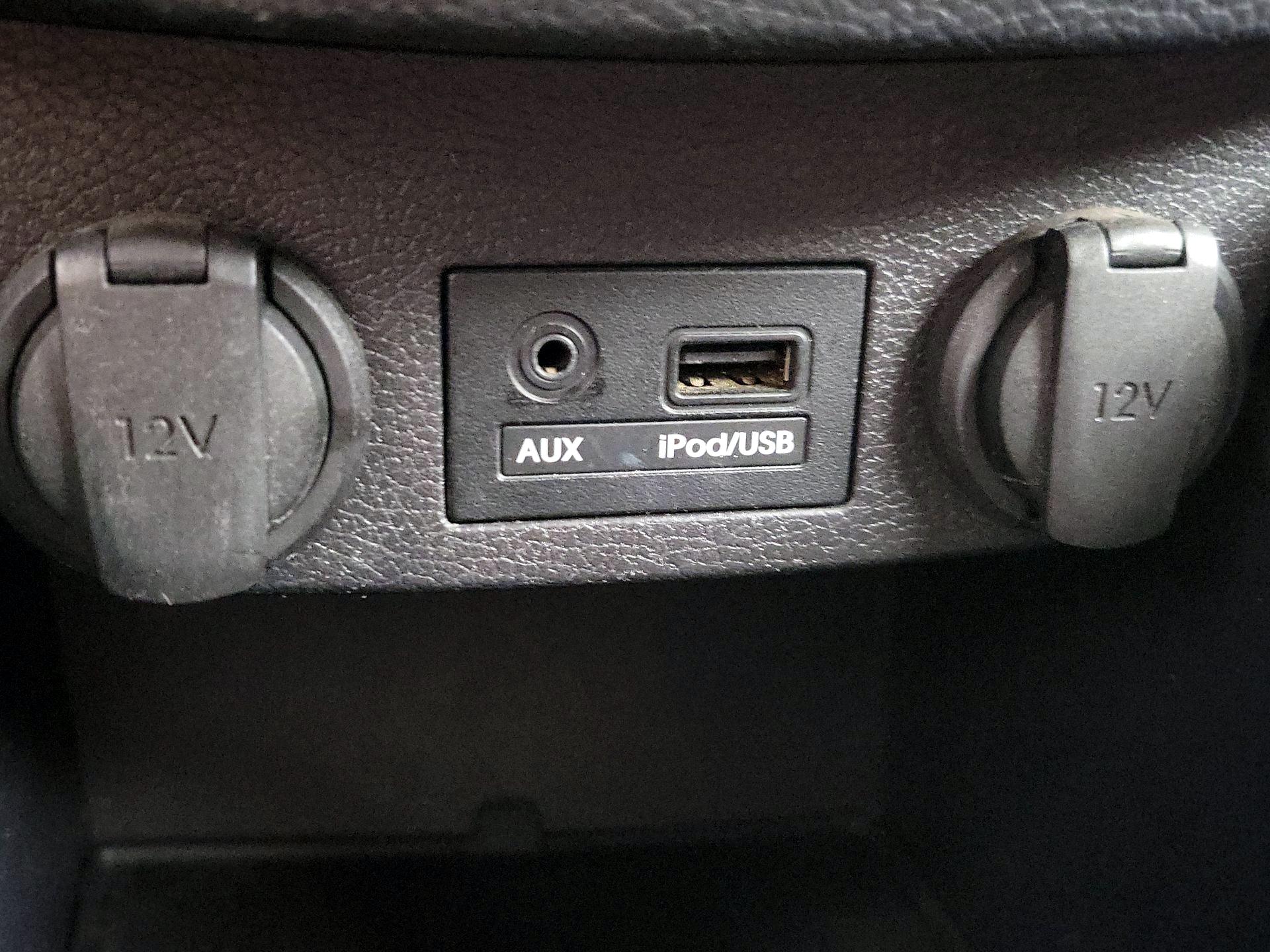 Thumbnail: 2015 Hyundai Veloster - 18