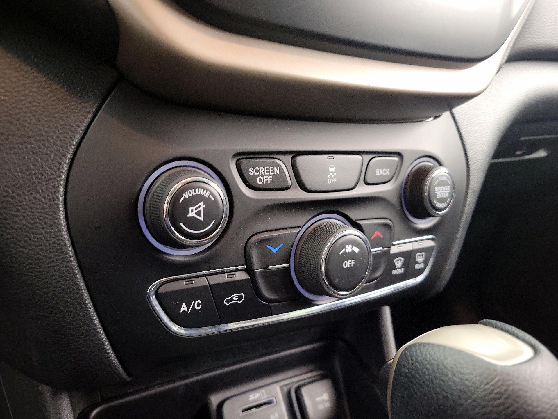 Thumbnail: 2016 Jeep Cherokee - 16