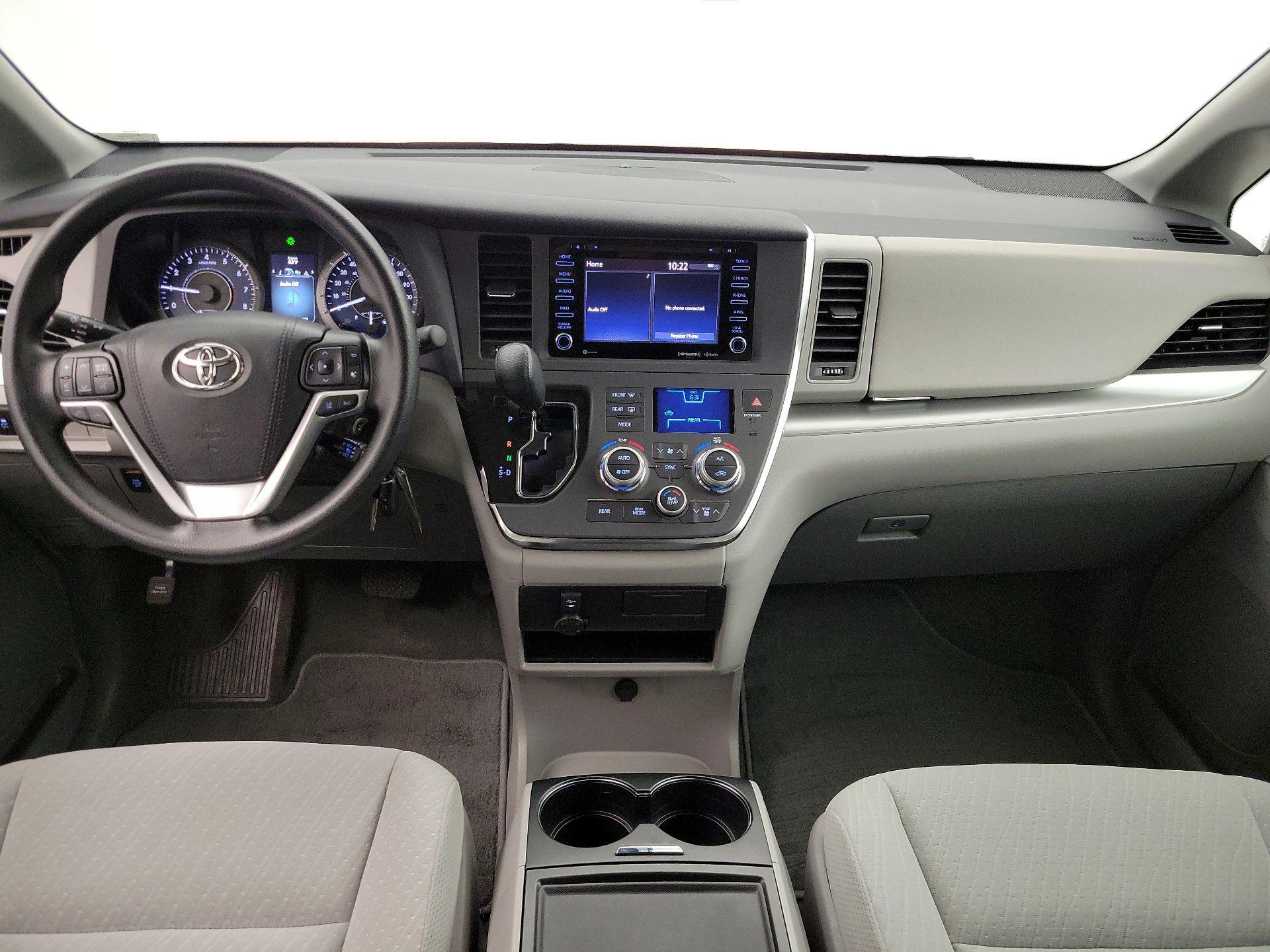 Thumbnail: 2018 Toyota Sienna - 9