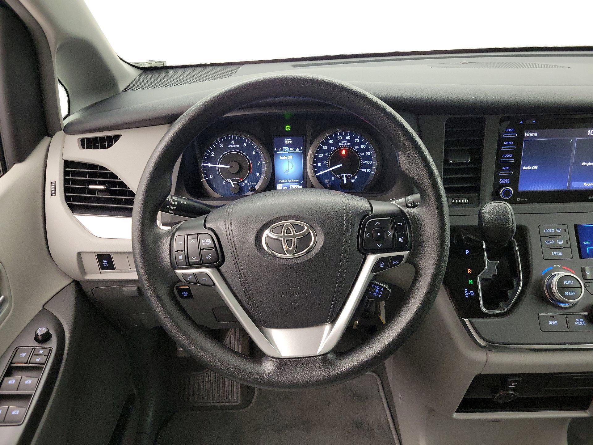 Thumbnail: 2018 Toyota Sienna - 10