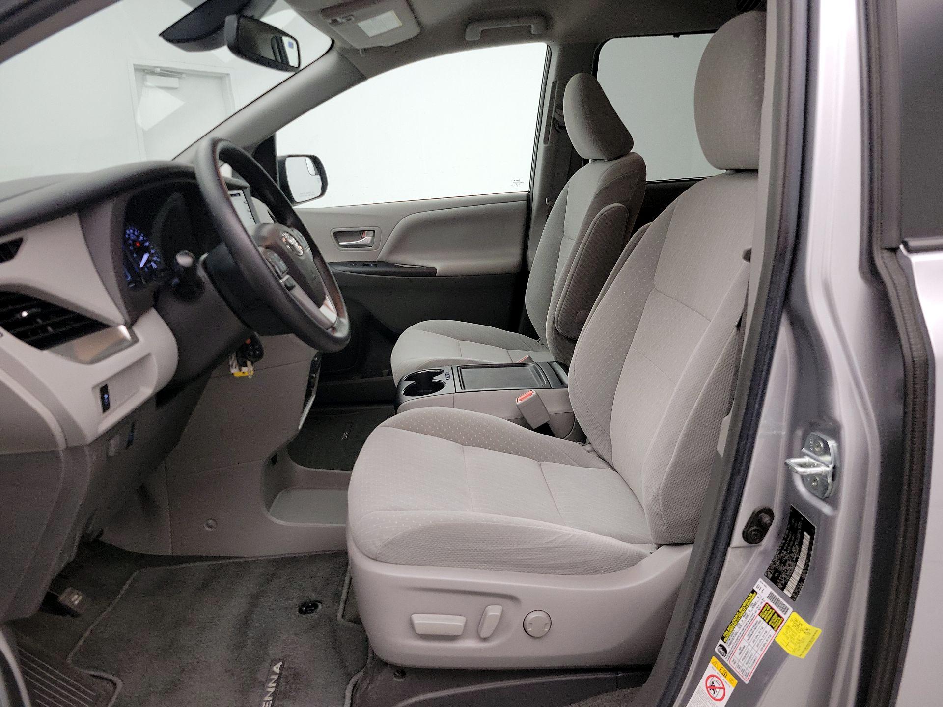 Thumbnail: 2018 Toyota Sienna - 11