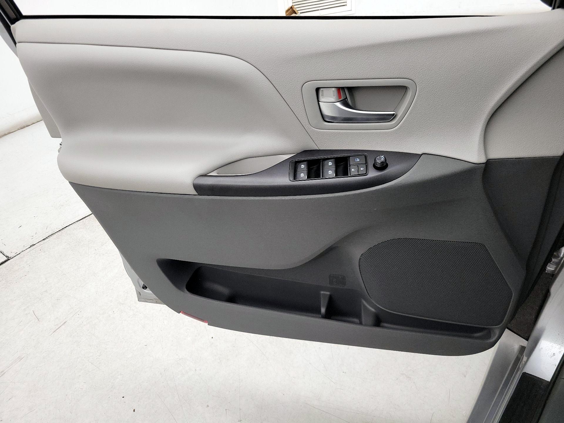 Thumbnail: 2018 Toyota Sienna - 12