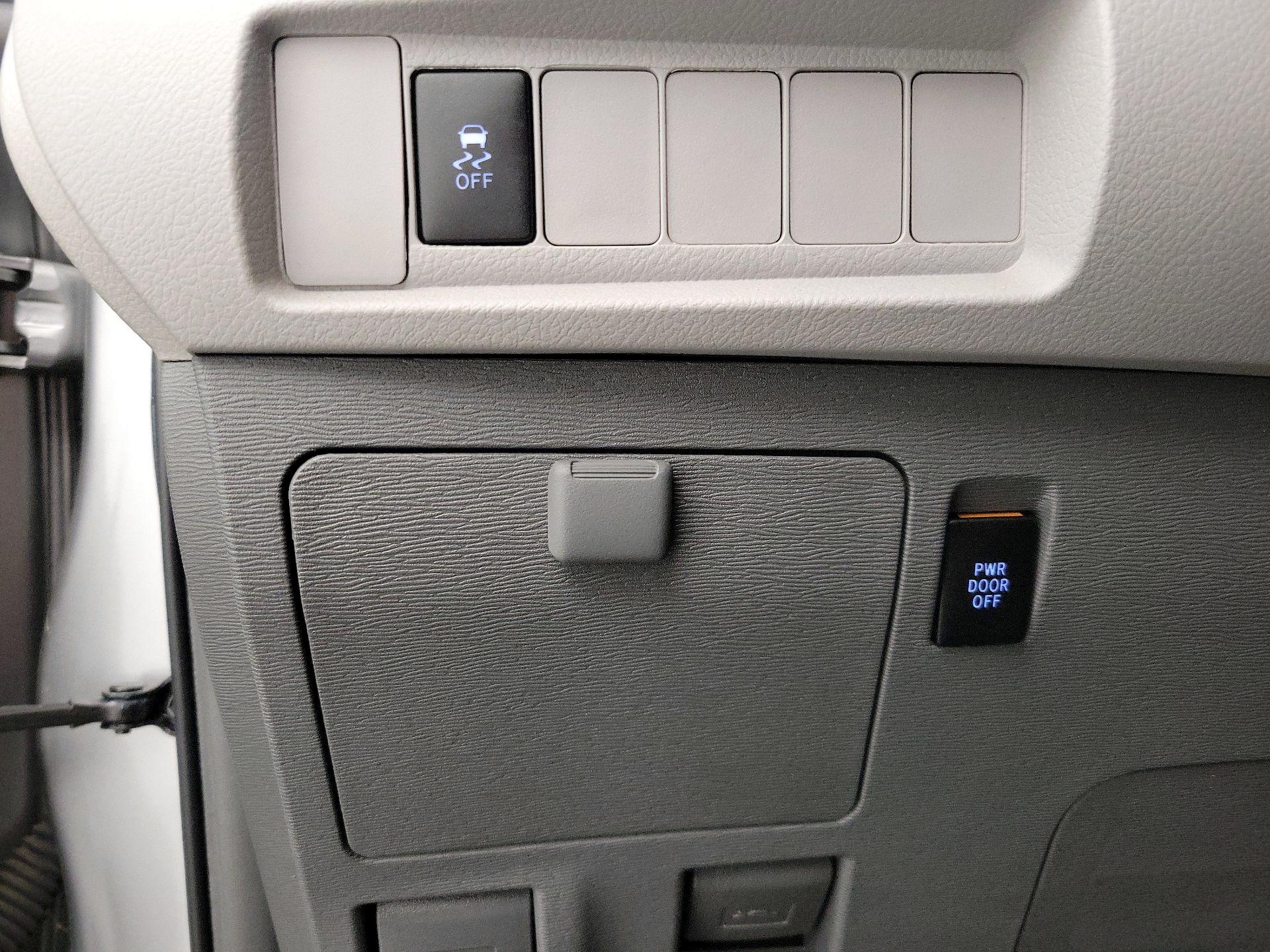 Thumbnail: 2018 Toyota Sienna - 13