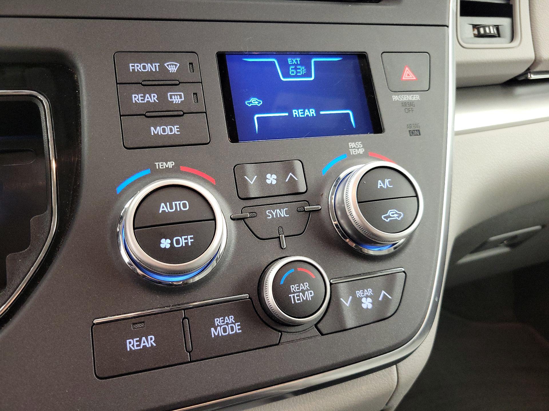 Thumbnail: 2018 Toyota Sienna - 16