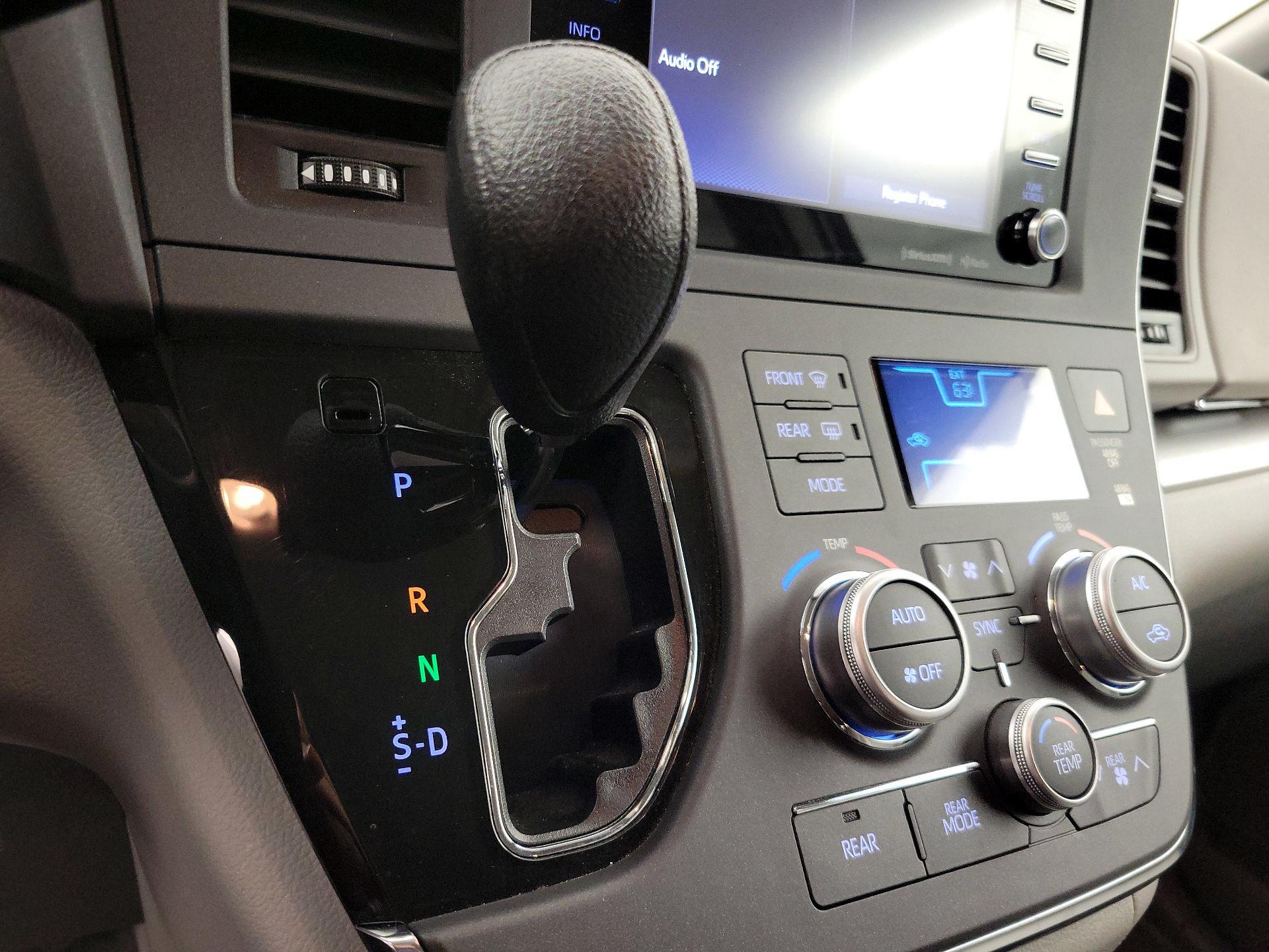 Thumbnail: 2018 Toyota Sienna - 17